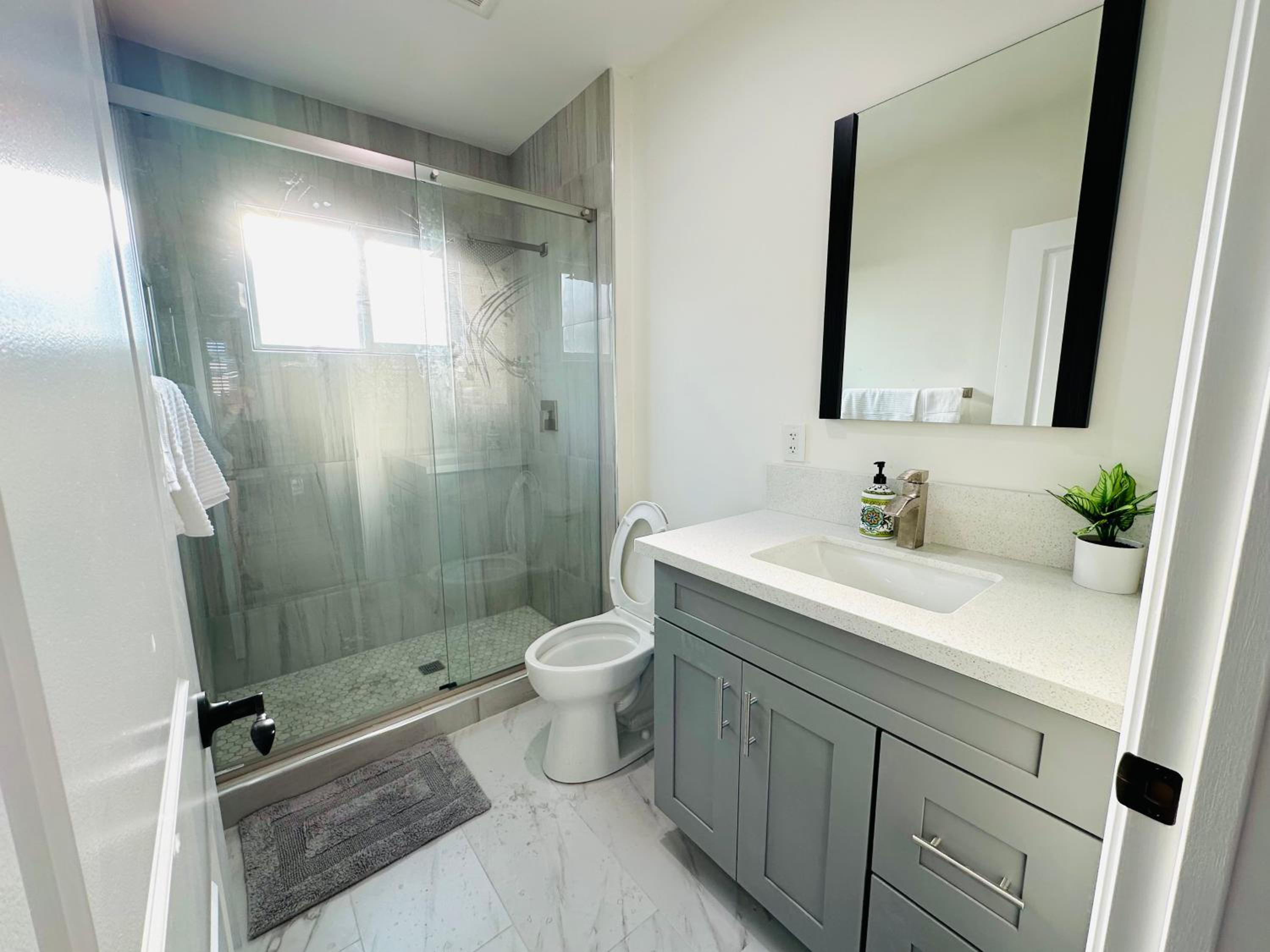 New Spacious 2BR2BA in Anaheim near Disneyland view 3