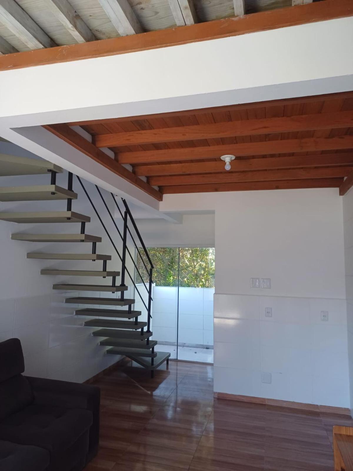 Lofty uso exclusivo, com três andares e terraço com vista para lagoa, geminado de fundos com entrada independente, na Barra da Lagoa, próximo ao canal!