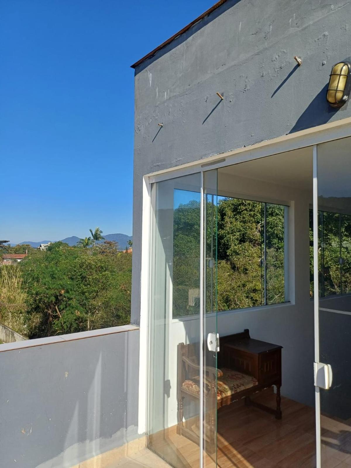 Lofty uso exclusivo, com três andares e terraço com vista para lagoa, geminado de fundos com entrada independente, na Barra da Lagoa, próximo ao canal!
