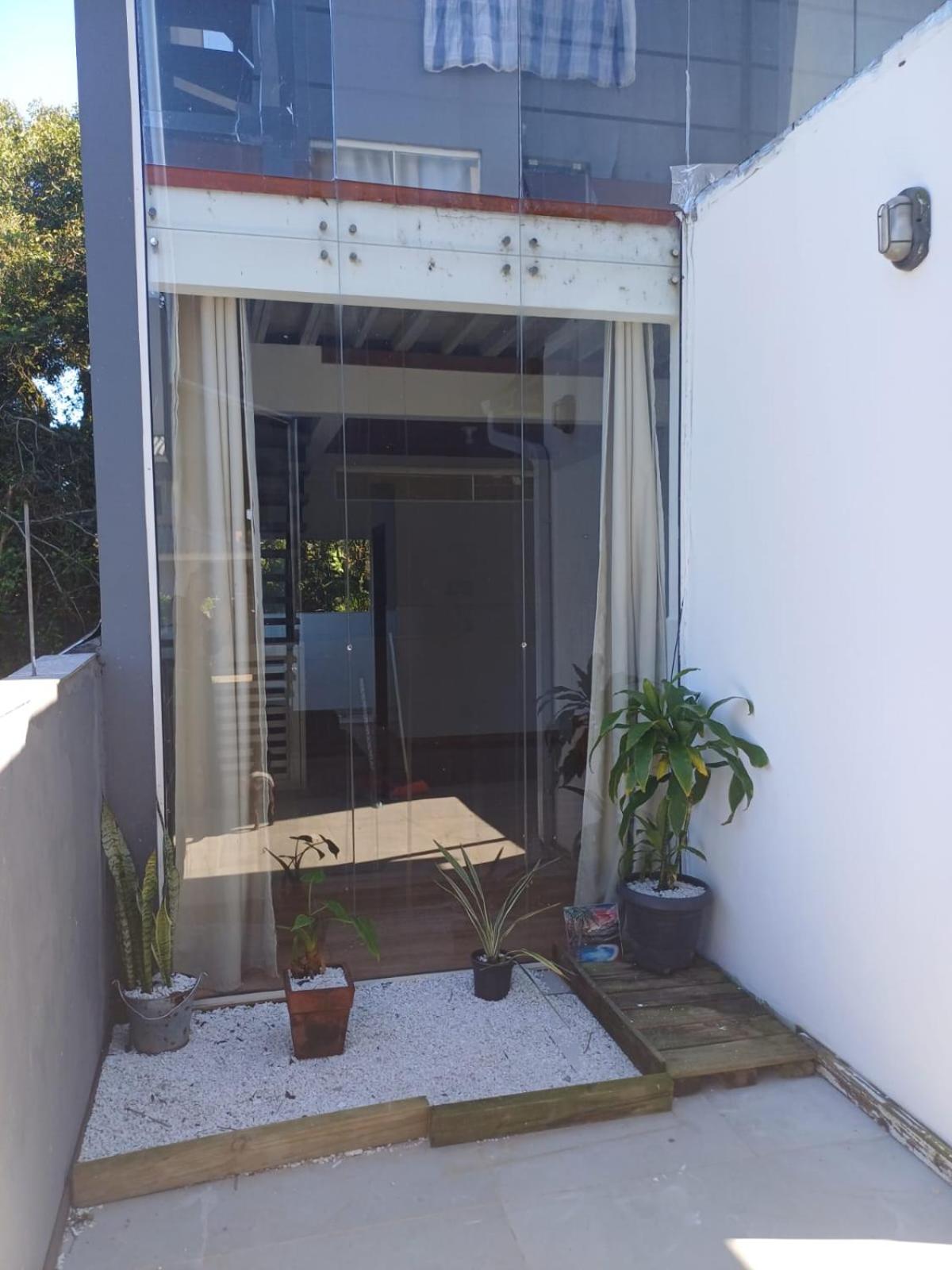 Lofty uso exclusivo, com três andares e terraço com vista para lagoa, geminado de fundos com entrada independente, na Barra da Lagoa, próximo ao canal!
