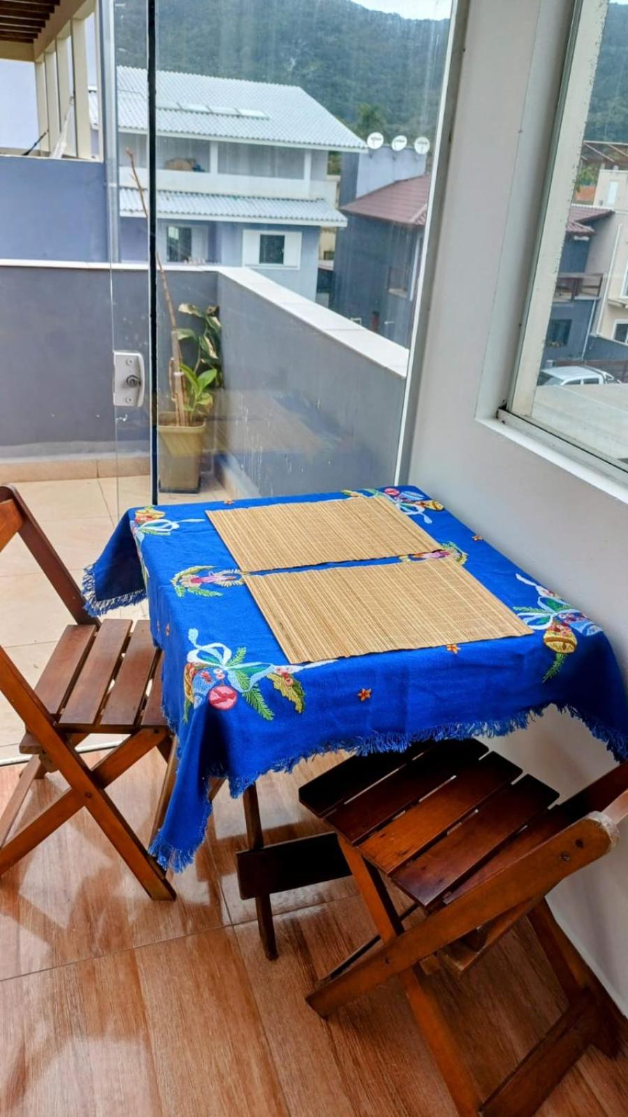 Lofty uso exclusivo, com três andares e terraço com vista para lagoa, geminado de fundos com entrada independente, na Barra da Lagoa, próximo ao canal!