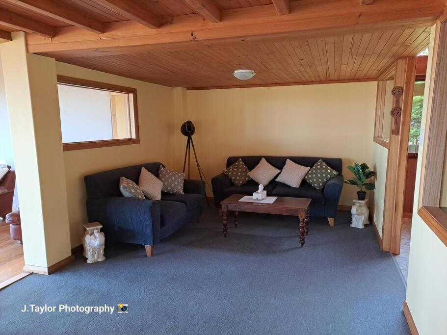 Mt Elephant Bush Retreat - Gray