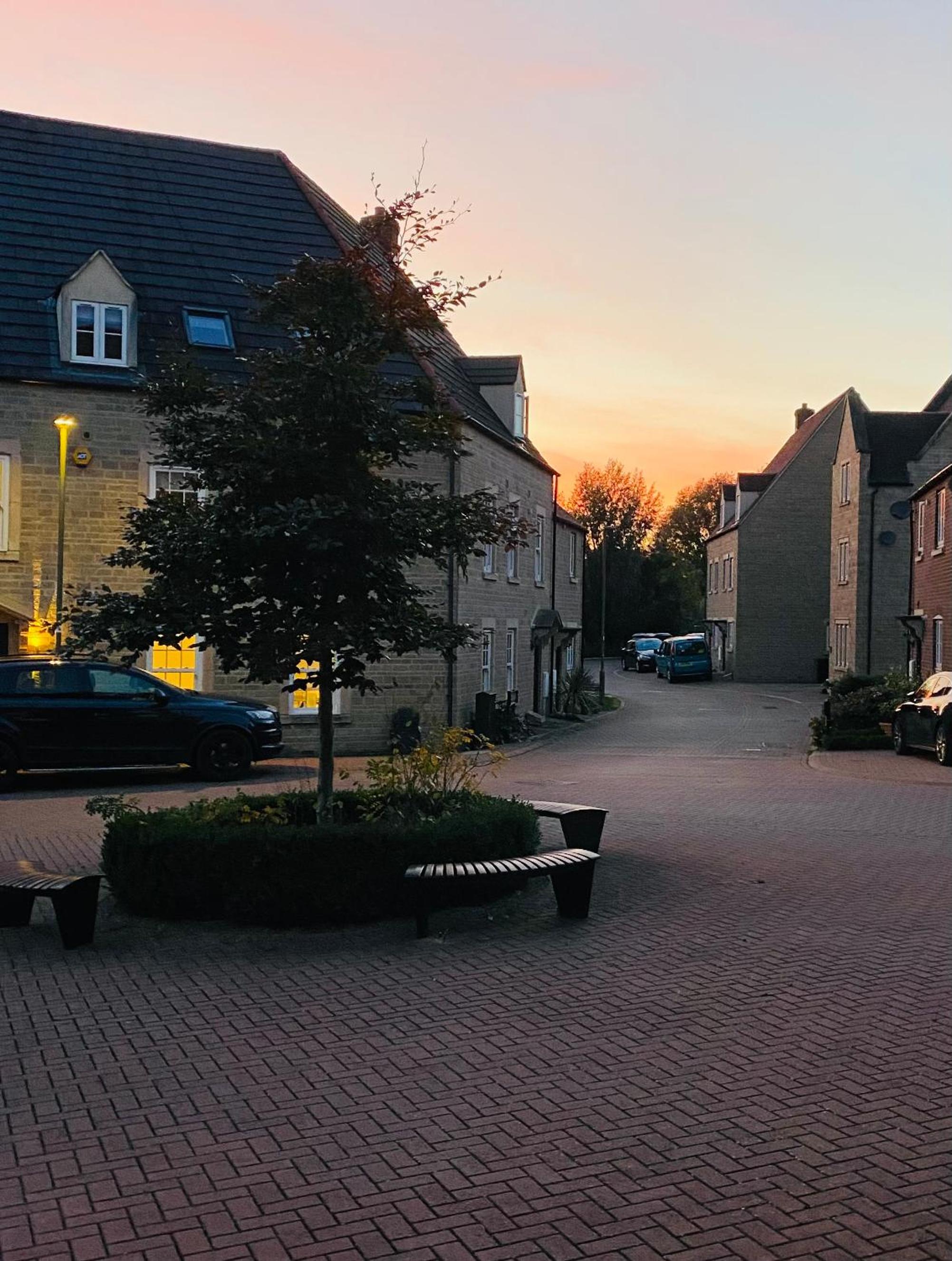 Beautiful Witney Townhouse, 3 Double Bedrooms, 2 Private Parking Spaces view 2
