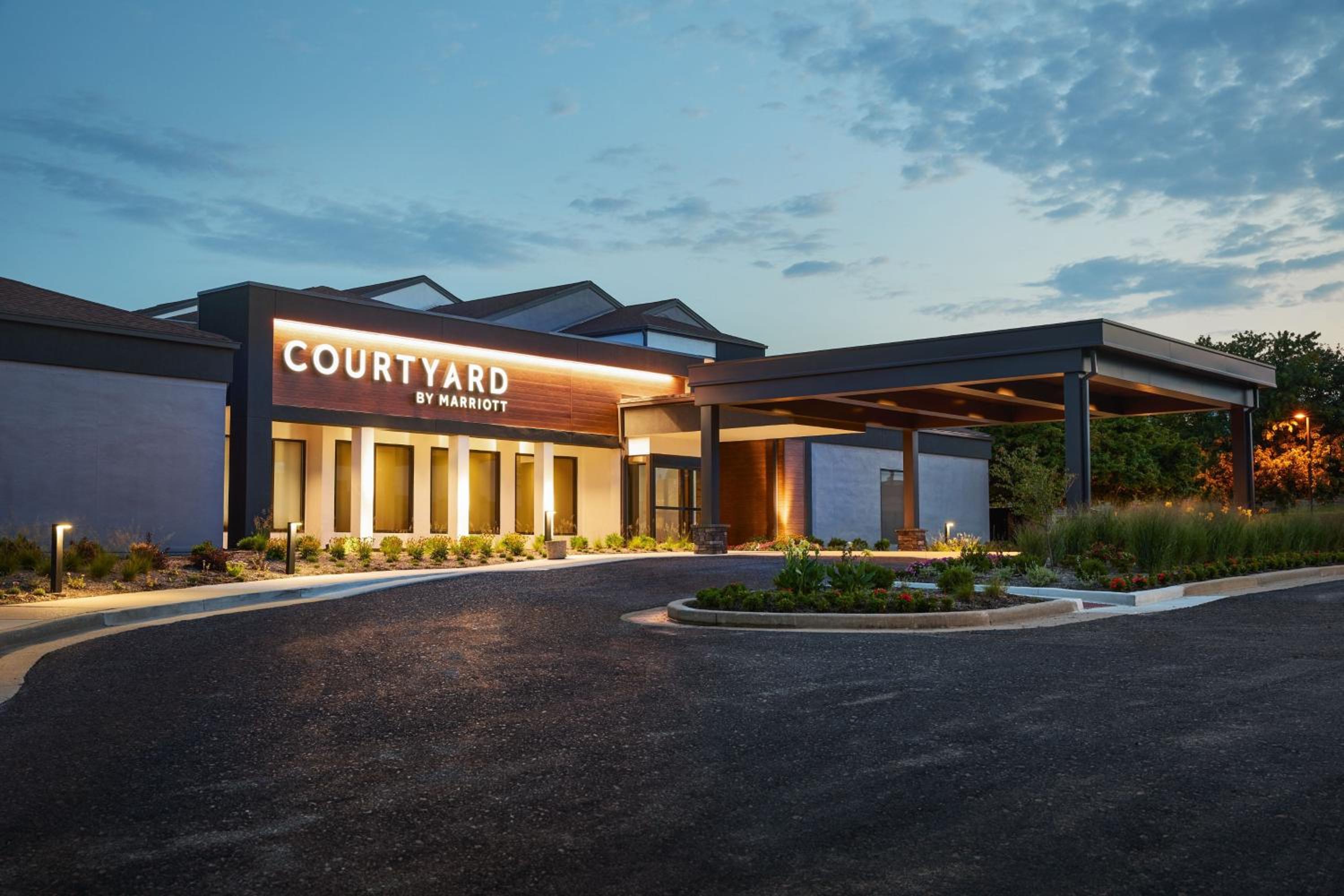 St Louis Vacations - Courtyard St. Louis Westport Plaza - Property Image 1