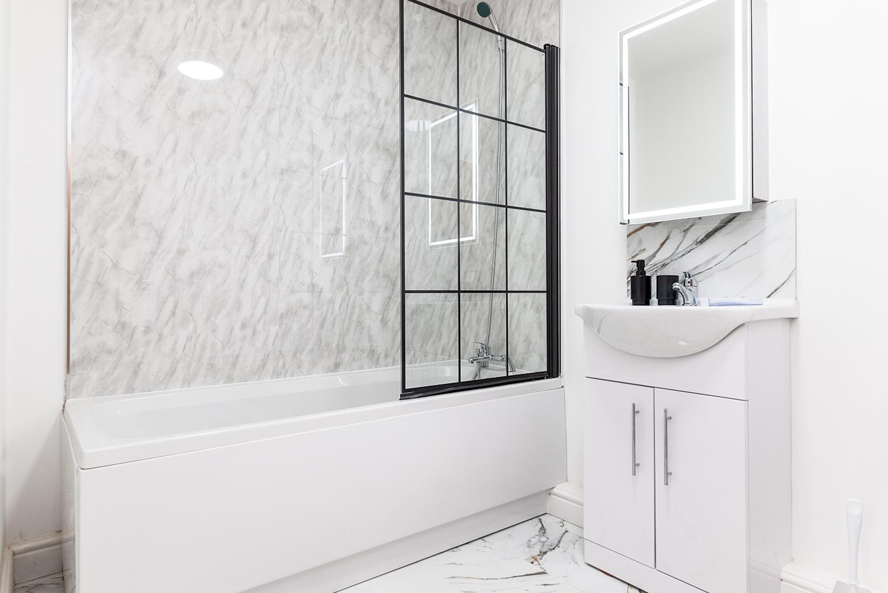 Deluxe 2 Bedroom Apartment In City Centre 4