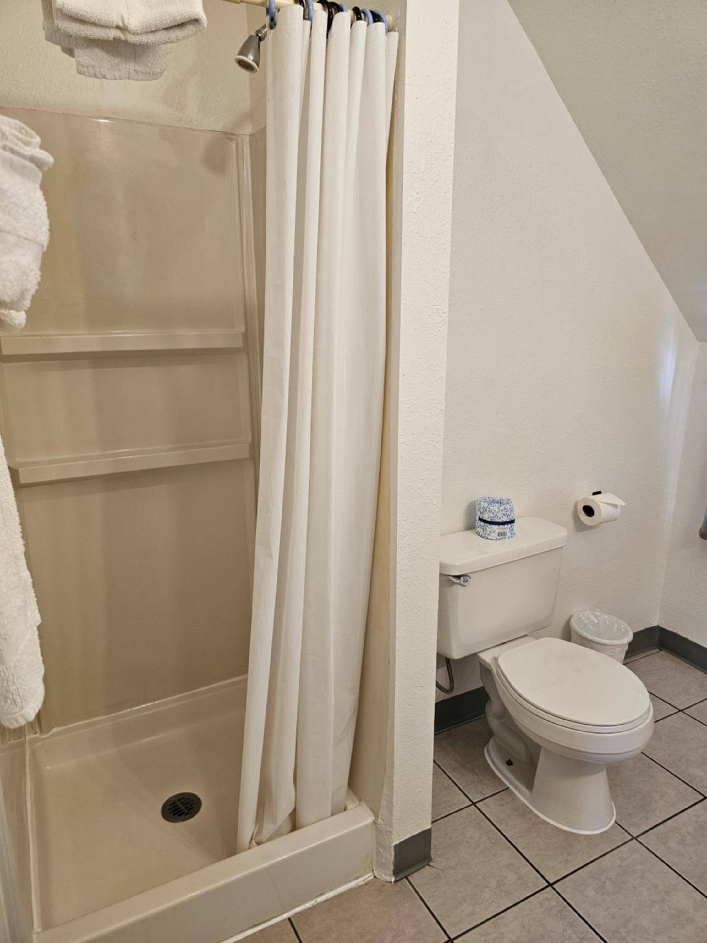 HH Motor Lodge - Property Image 20
