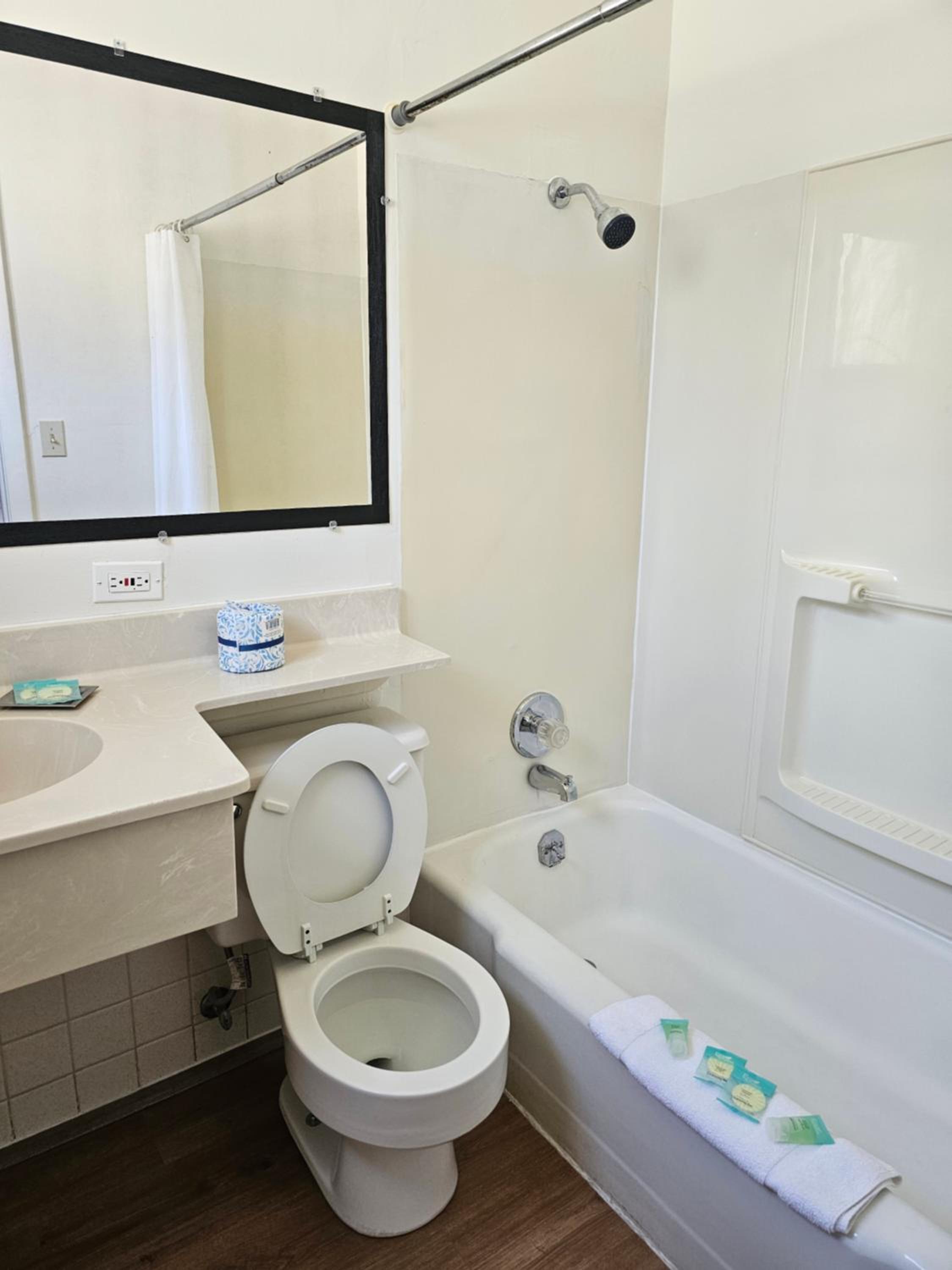 HH Motor Lodge - Property Image 16