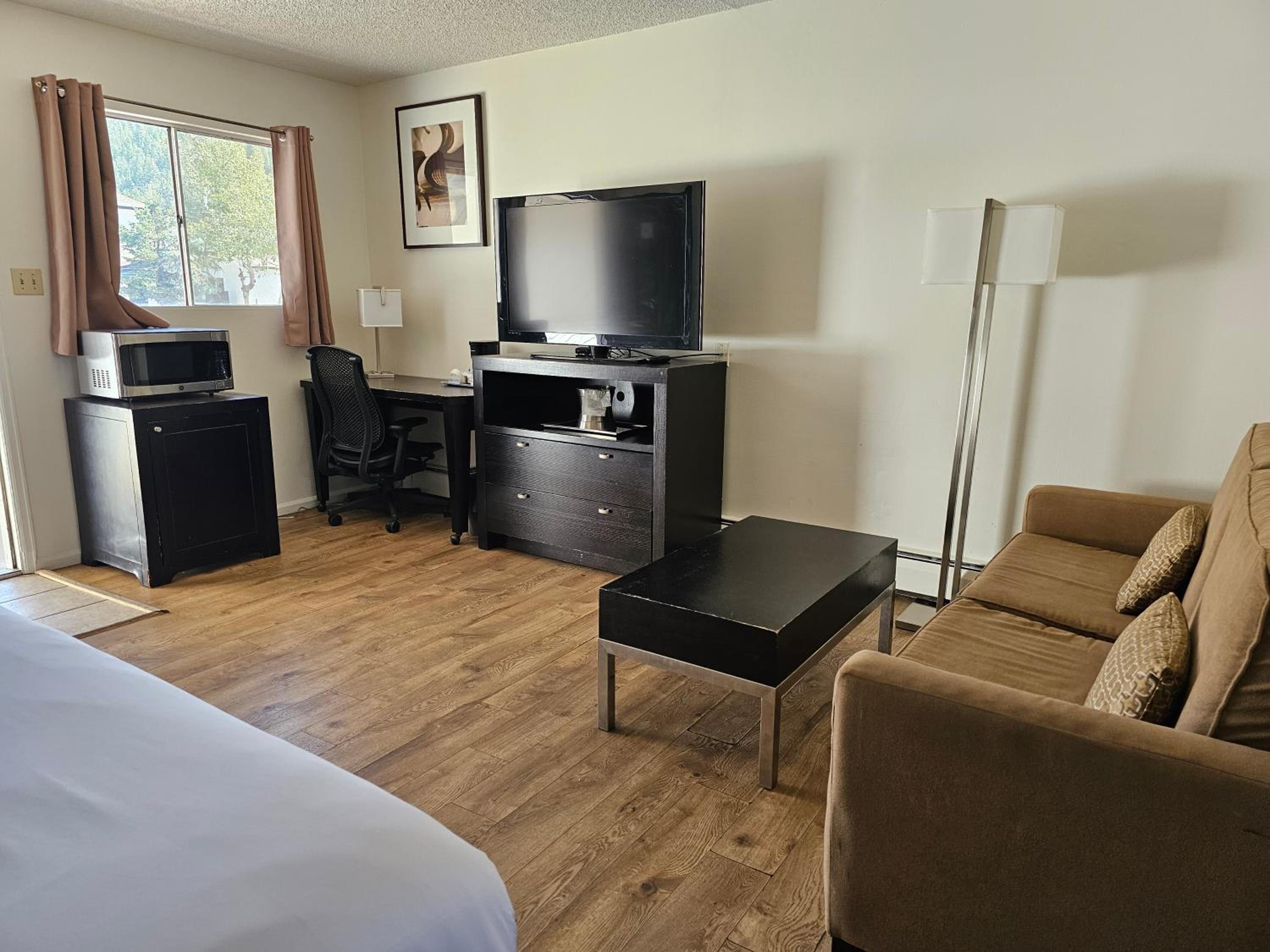 HH Motor Lodge - Property Image 2