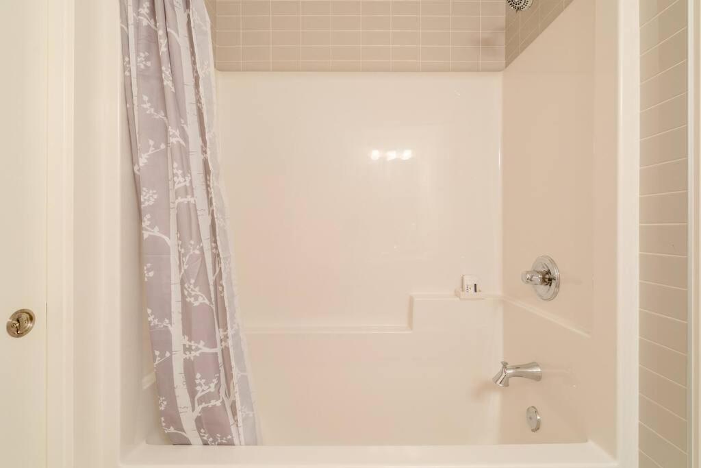 Exquisite One Bedroom Apartment in NW
