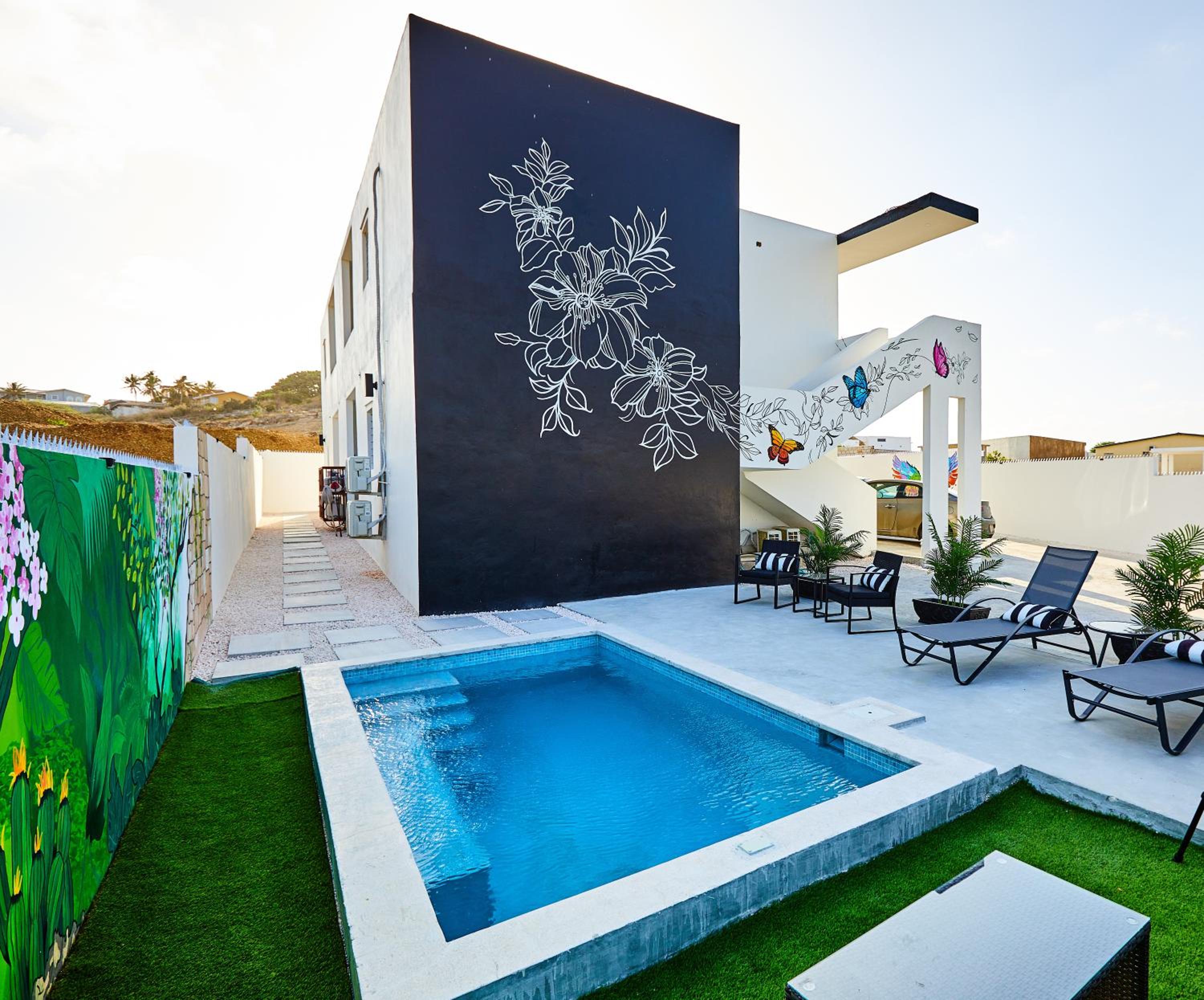 Central 2BR Apartment-10 Min Walk to Mambo Beach