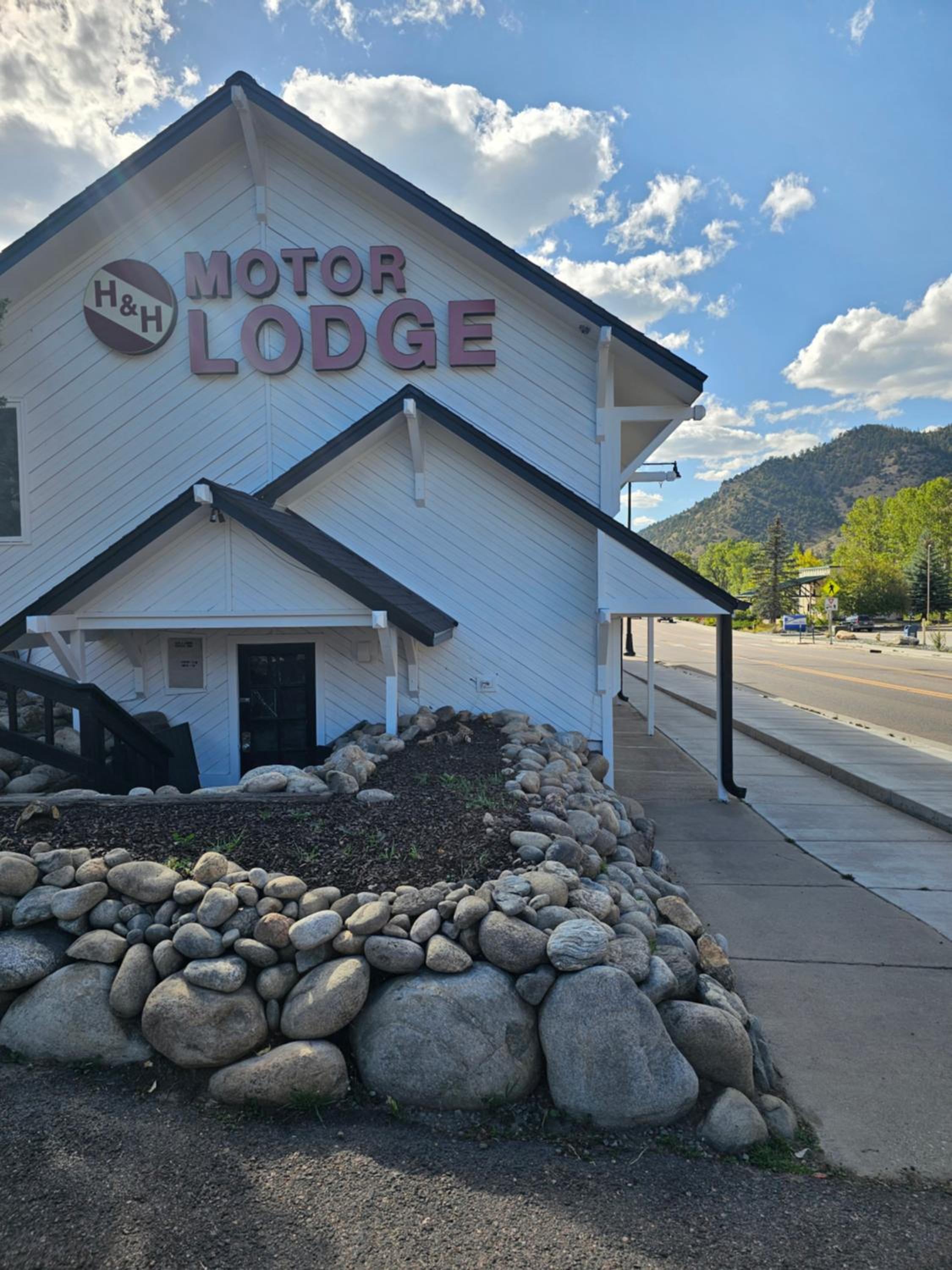 HH Motor Lodge - Property Image 10