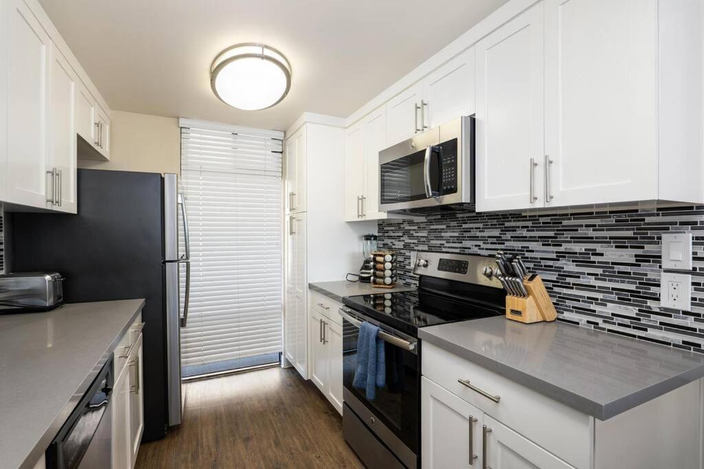 Waterfront Marina View 1600sqf Pool Top Floor