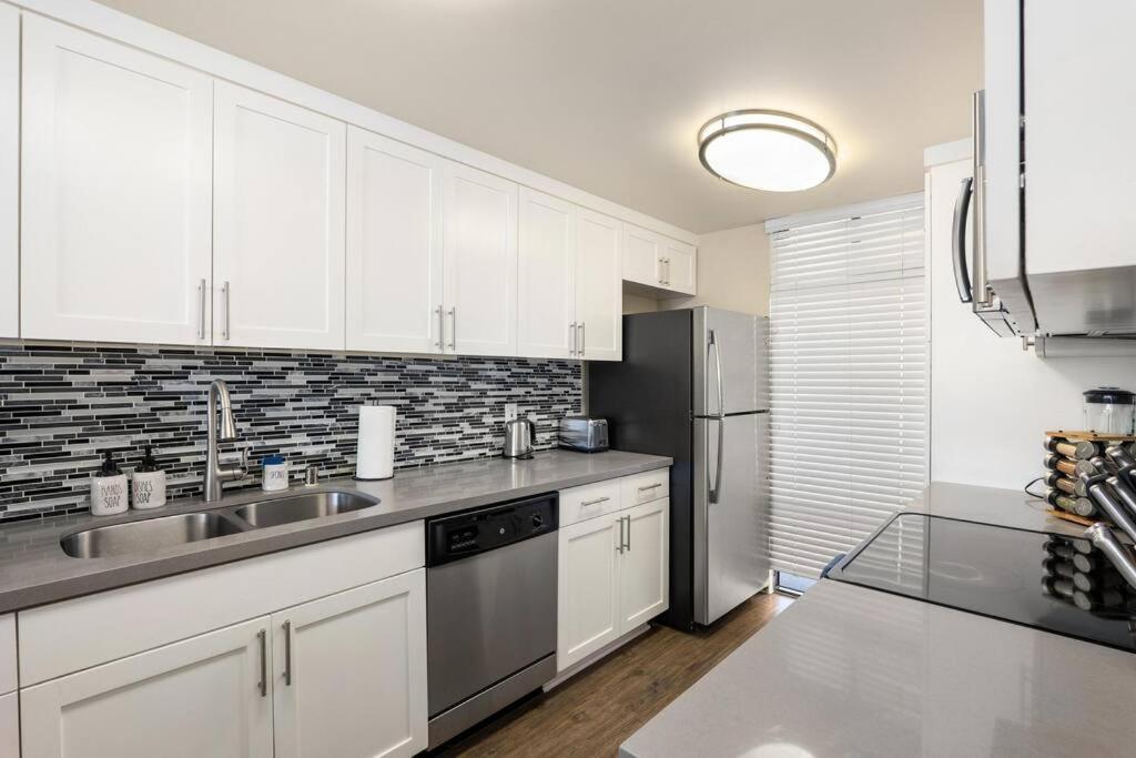 Waterfront Marina View 1600sqf Pool Top Floor
