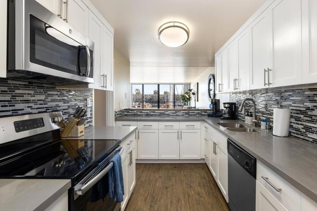 Waterfront Marina View 1600sqf Pool Top Floor