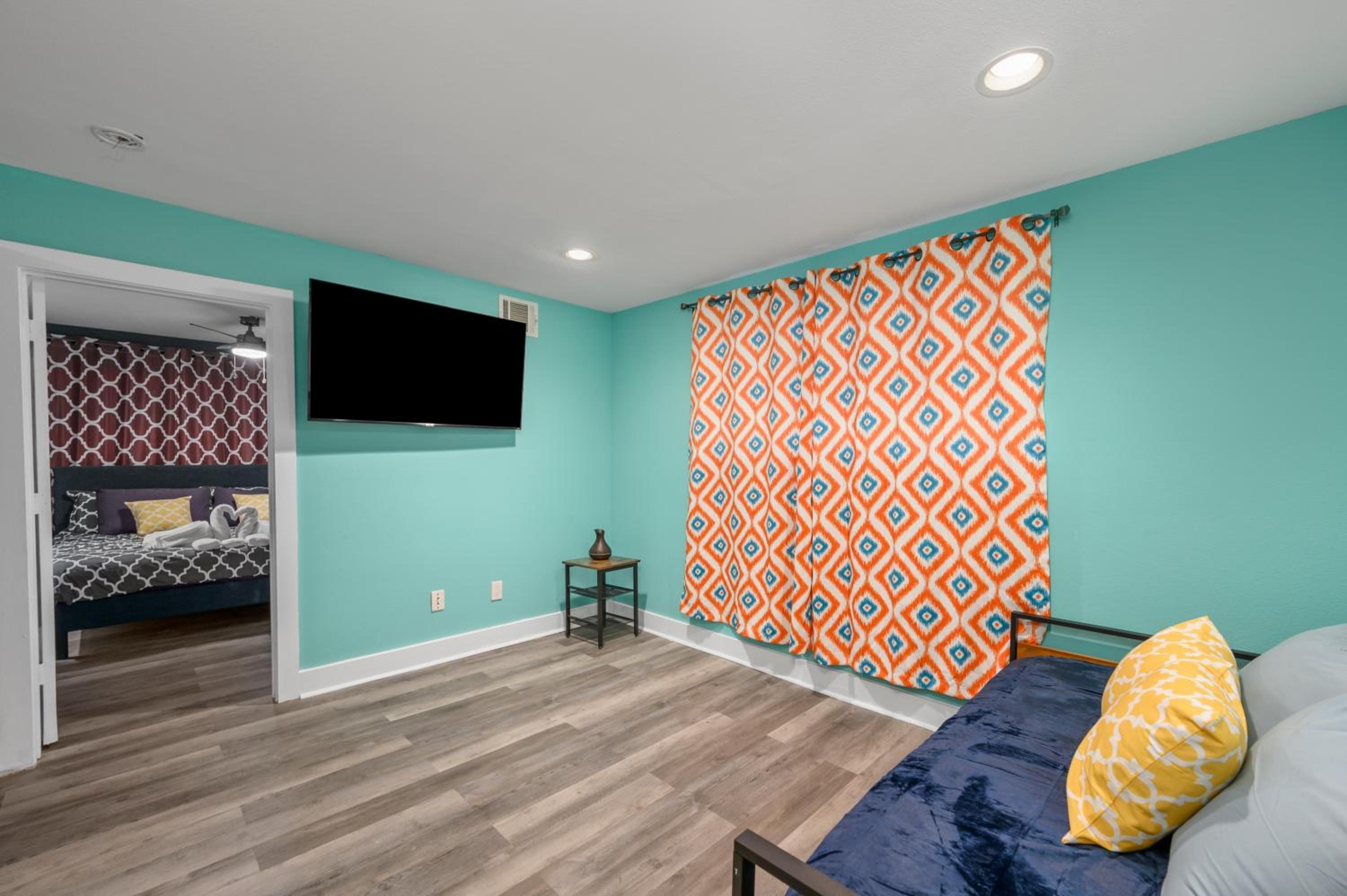 Convenient 1BR Unit Close to Shopping & Dining view 4