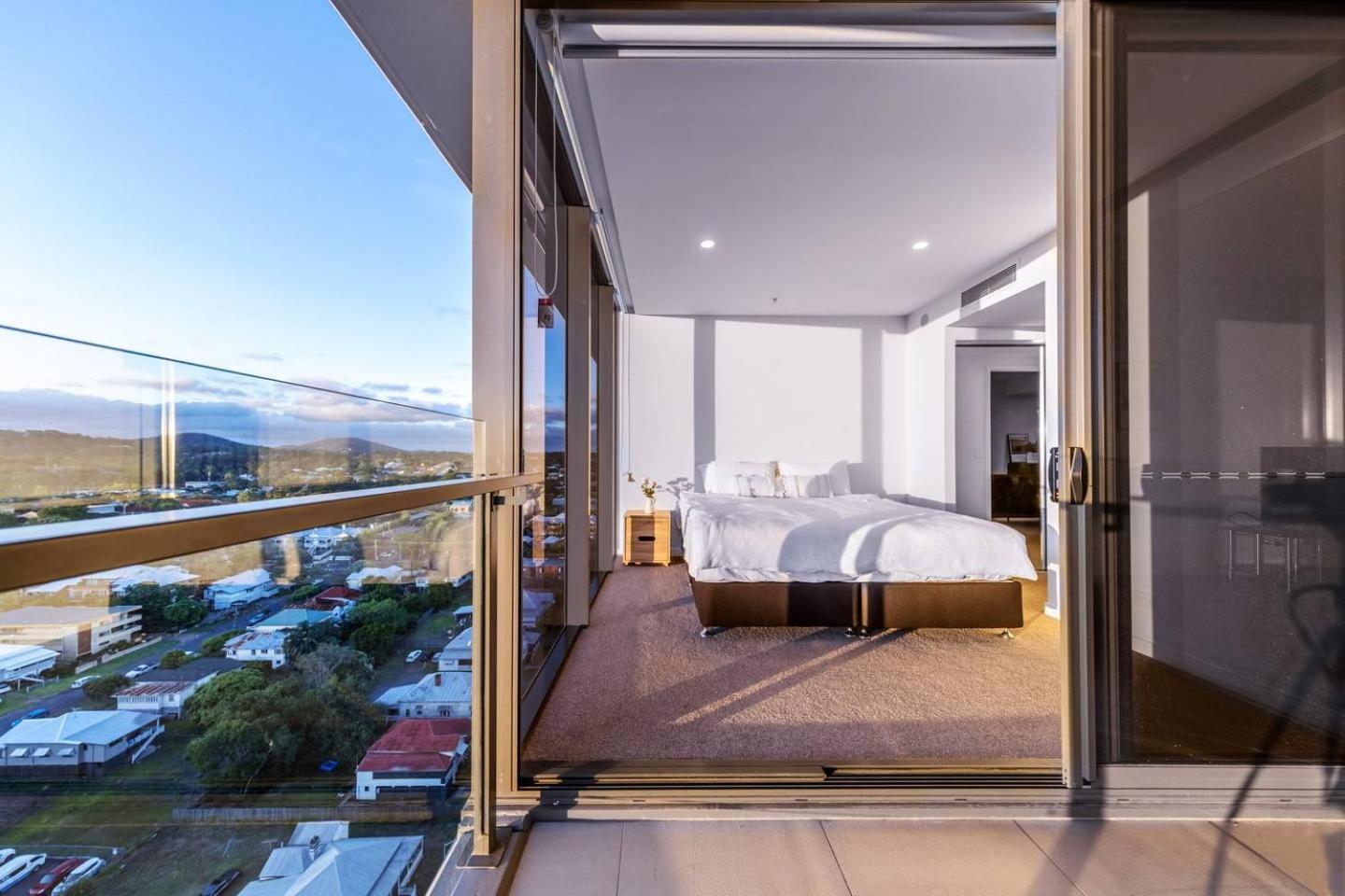 Brisbane Vacations - Modern APT in Toowong with Mountain View - Property Image 3