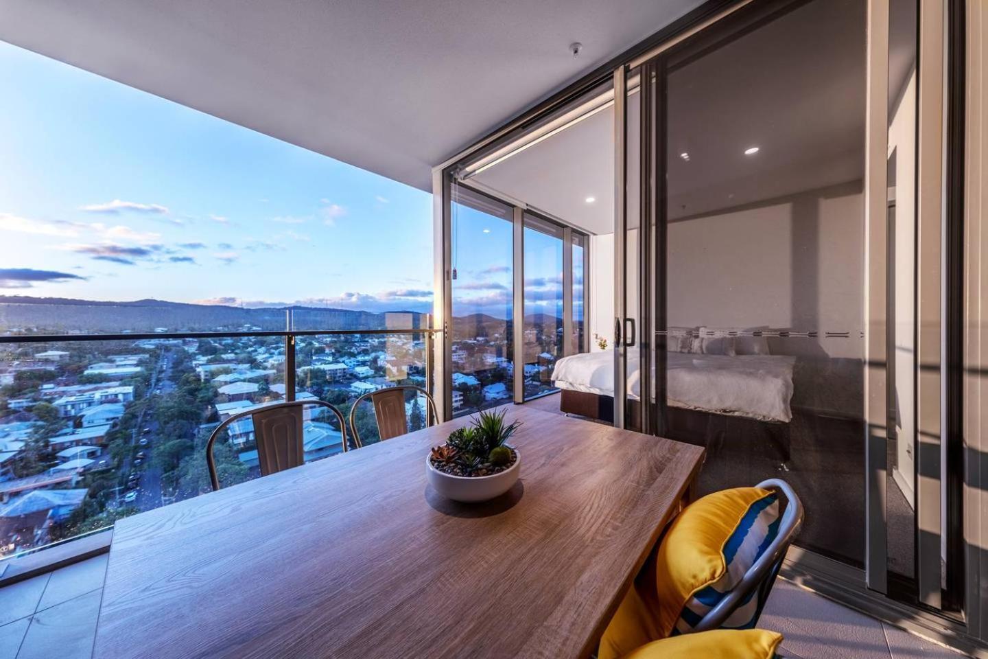 Brisbane Vacations - Modern APT in Toowong with Mountain View - Property Image 4