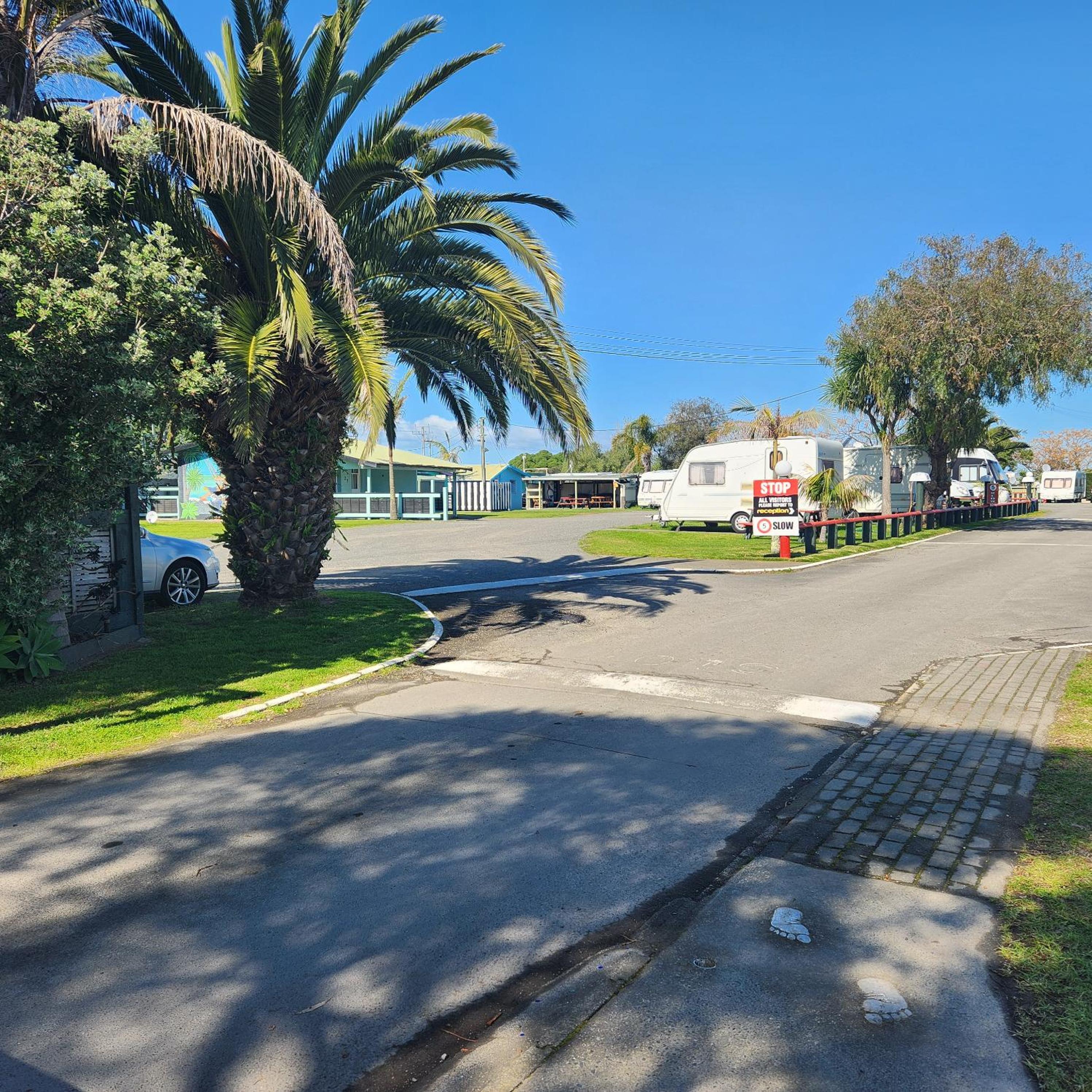 Hotel Affordable Westshore Holiday Park Napier - Image 1