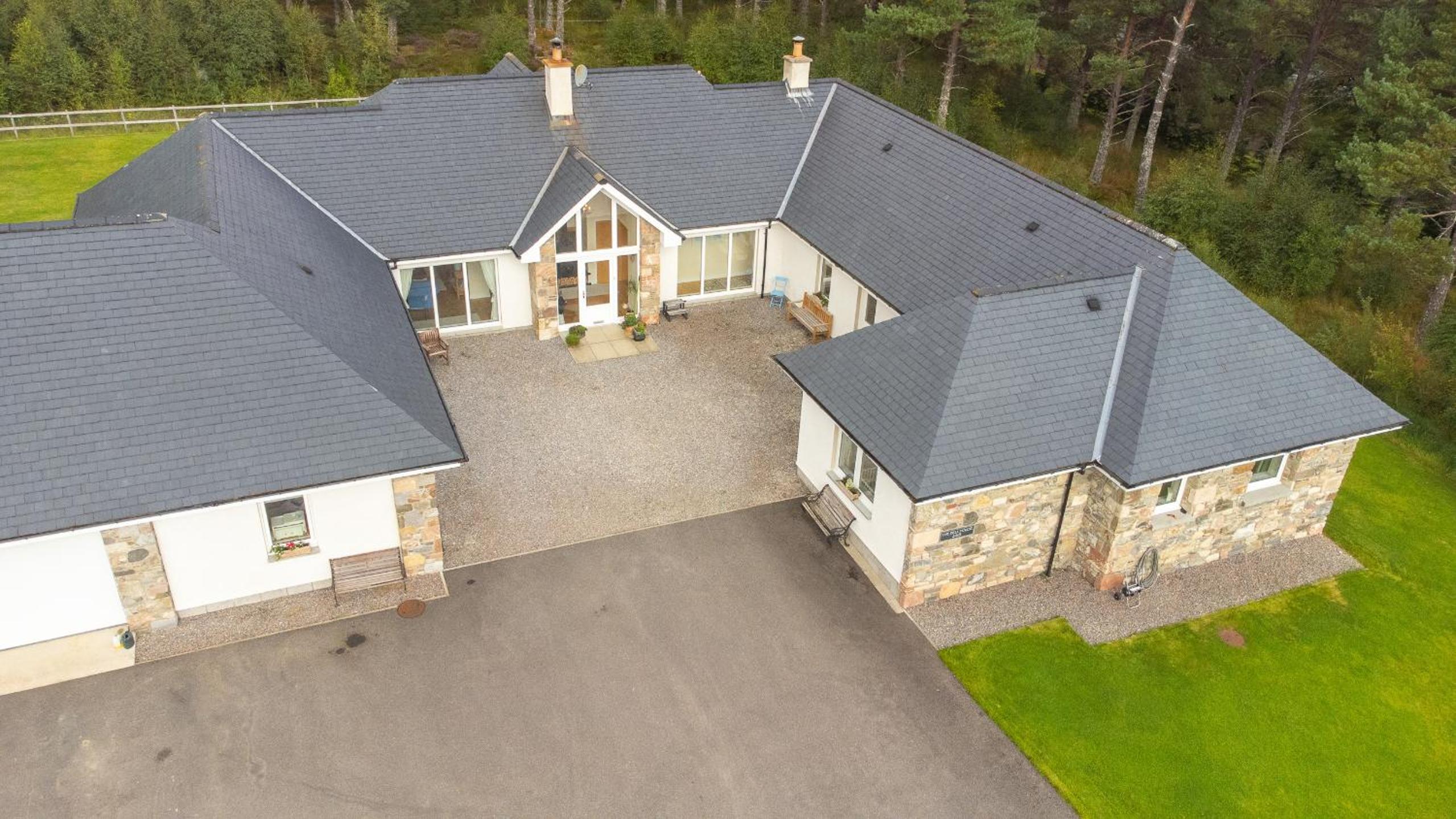 The Bellhouse - hot tub lodge in Tomatin view 4