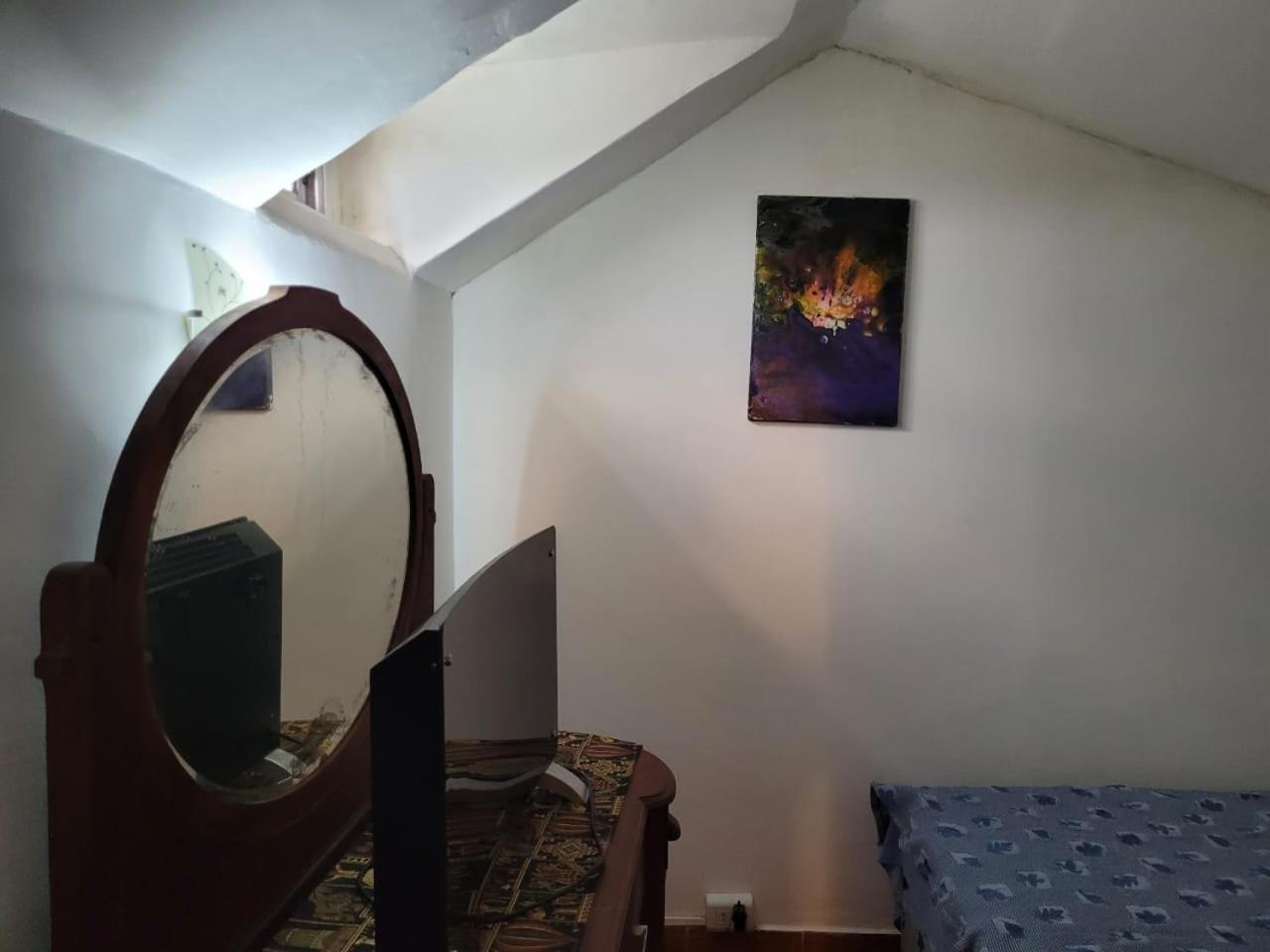 Casa Amarrilla