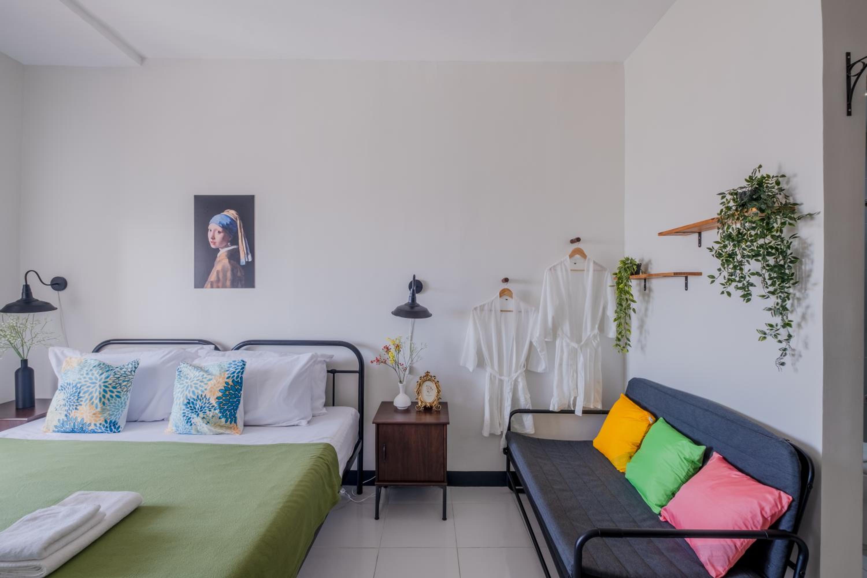 Elegant Condo in QC 100mbps Internet Speed Free Gym & Pool Access view 2