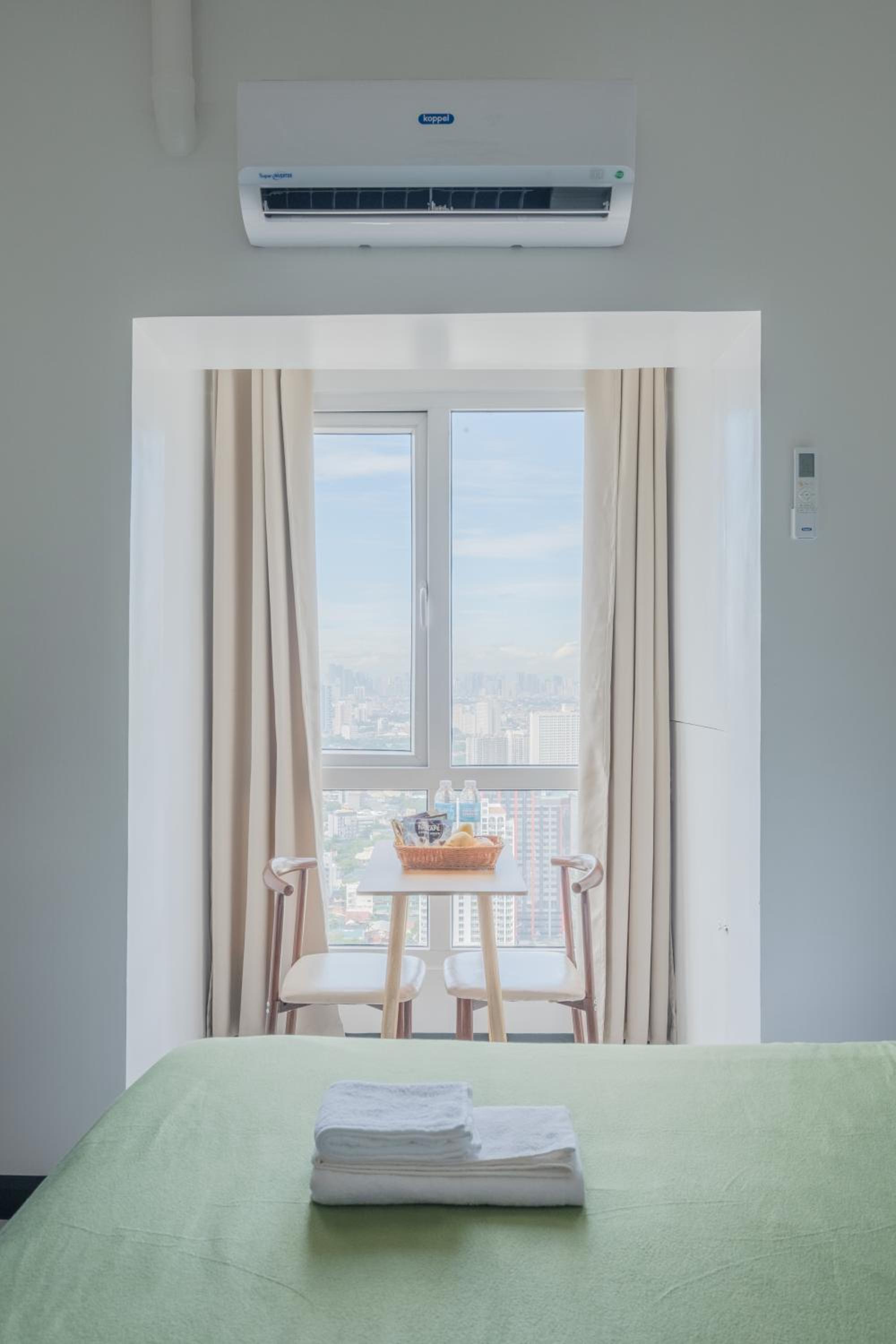 Elegant Condo in QC 100mbps Internet Speed Free Gym & Pool Access view 3