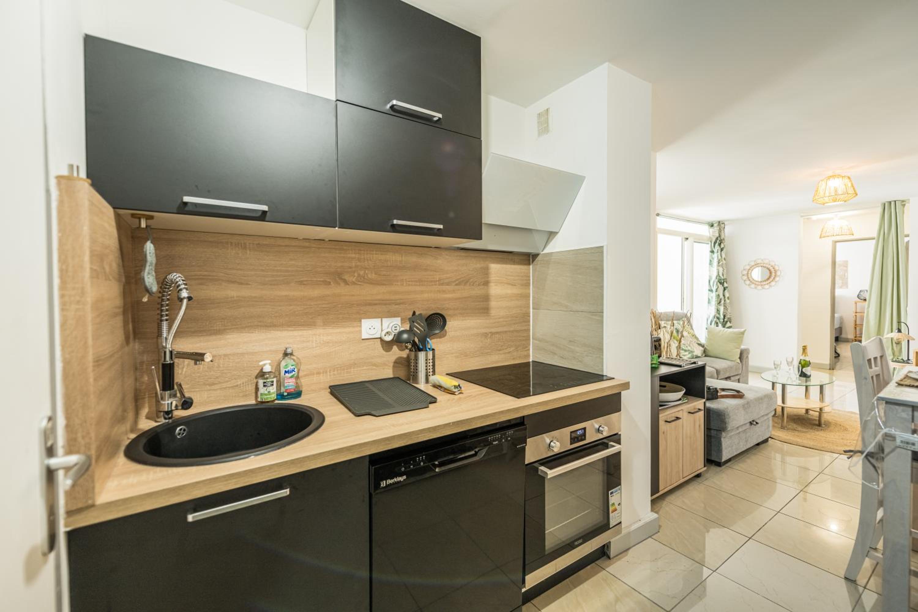 Les Amarantes - T2 confortable et central St-Denis view 3