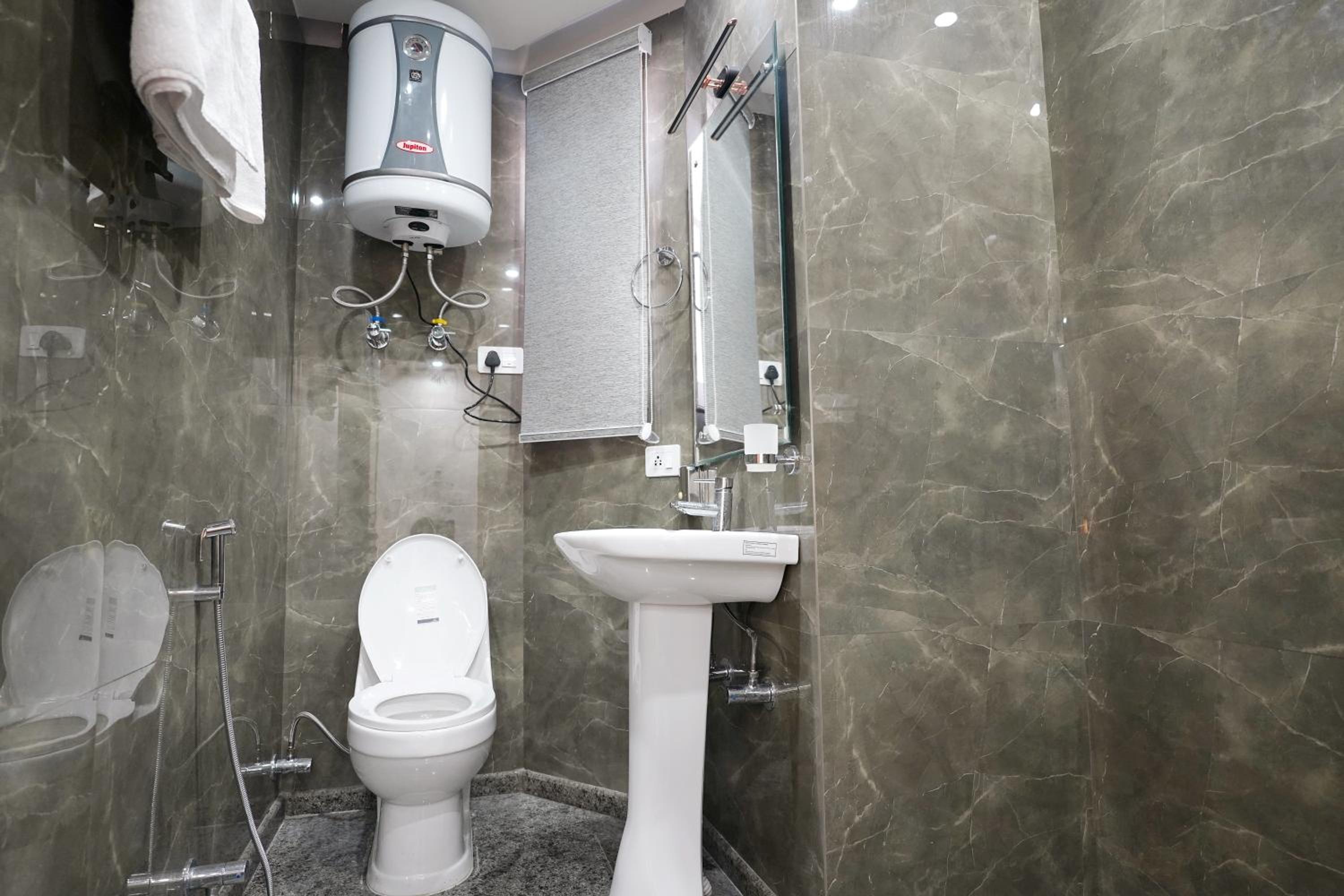 Villa Homey Inn , Srinagar -3 Kms from Dal Lake & City Centre Raj Bagh view 5