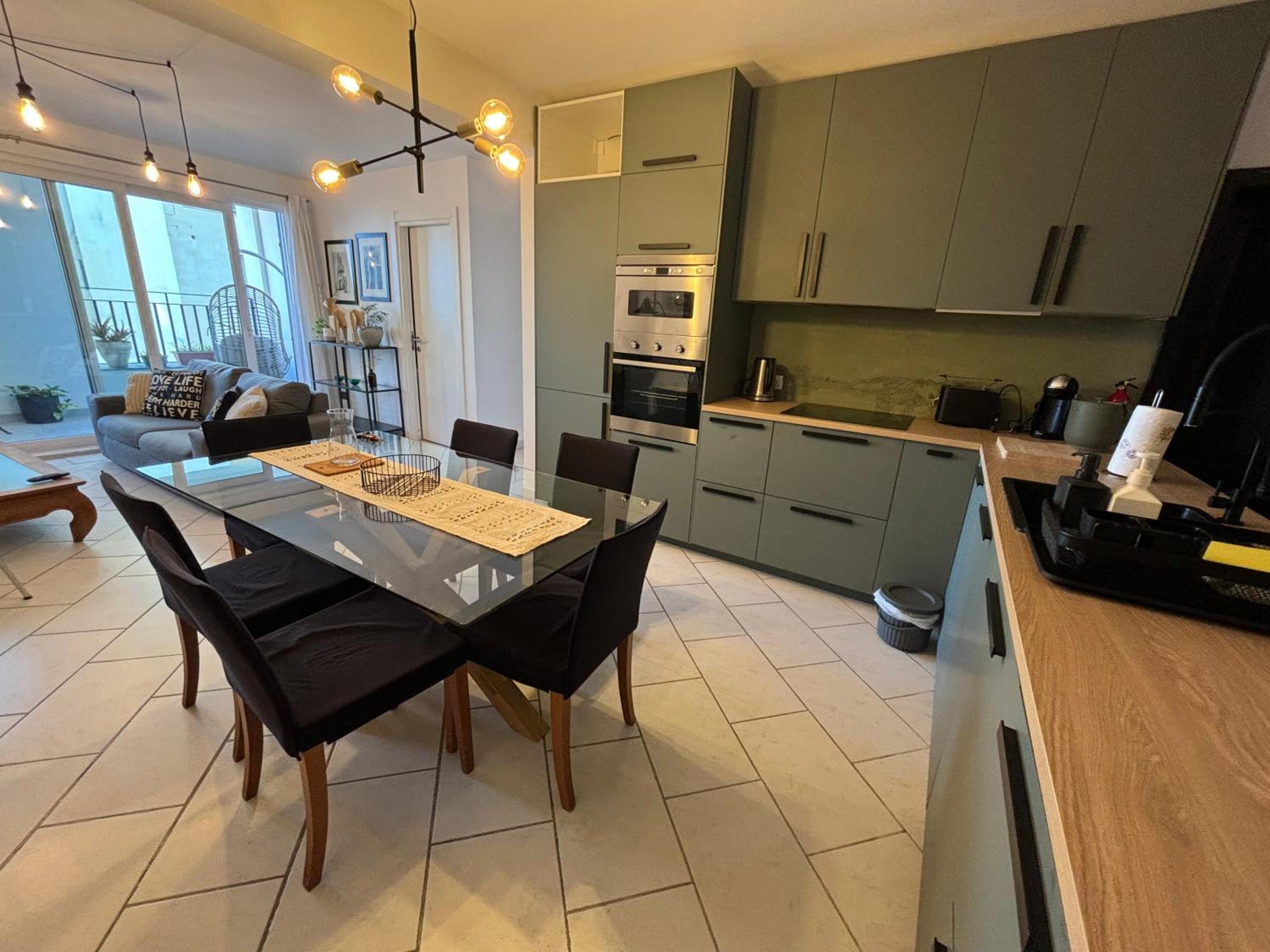 Spacious seaview Sliema Apt, steps from Valletta Ferry