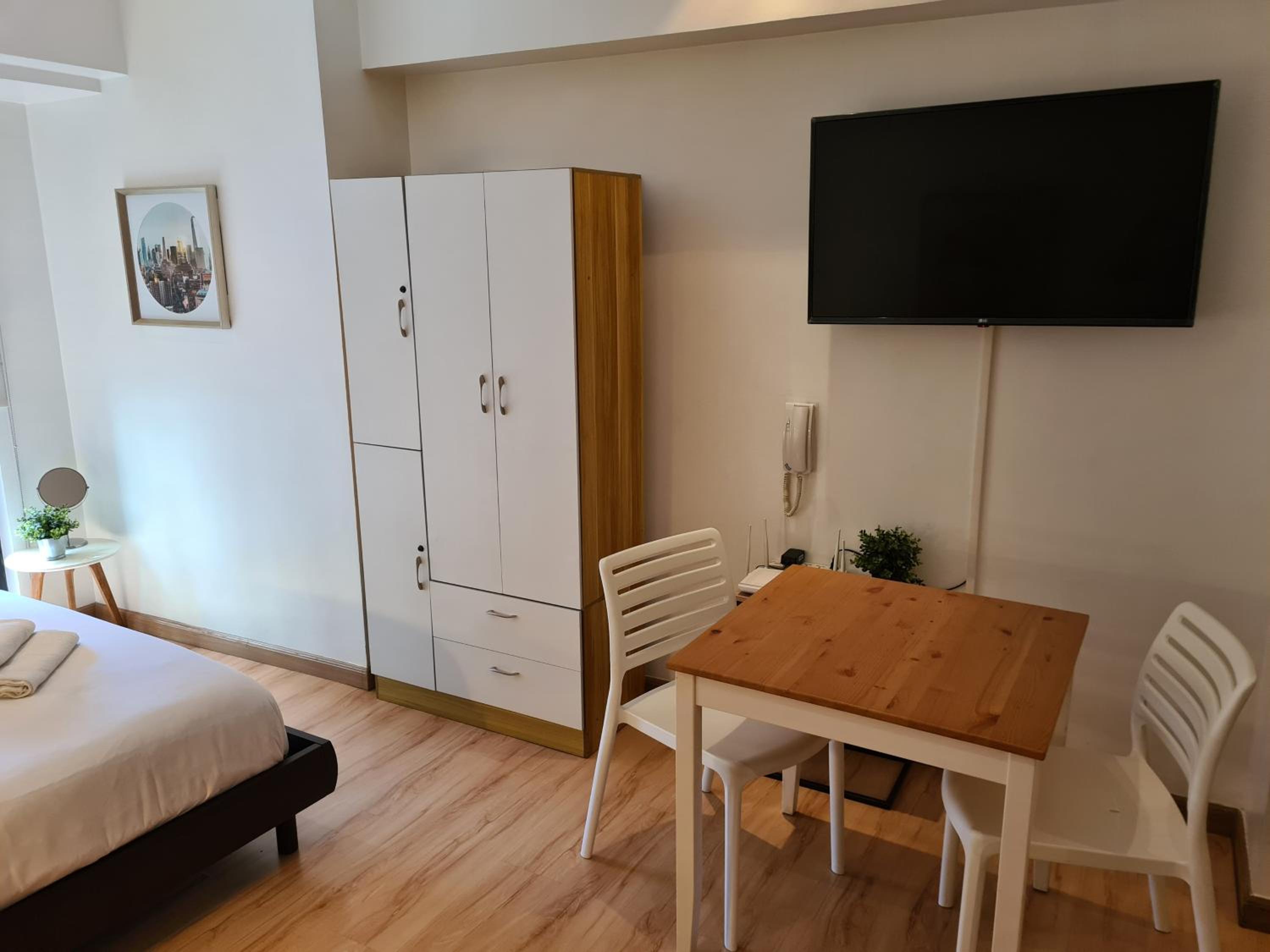Scandi Inspired Studio in Knightsbridge, Makati view 4