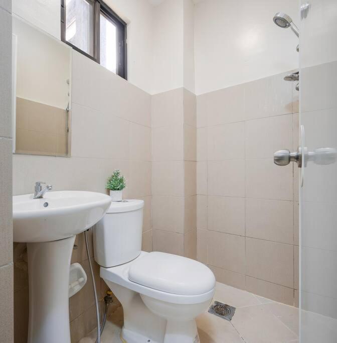 3BR Furnished House Near Cebu IT Park with Parking, Fast WiFi, Netflix and More view 3