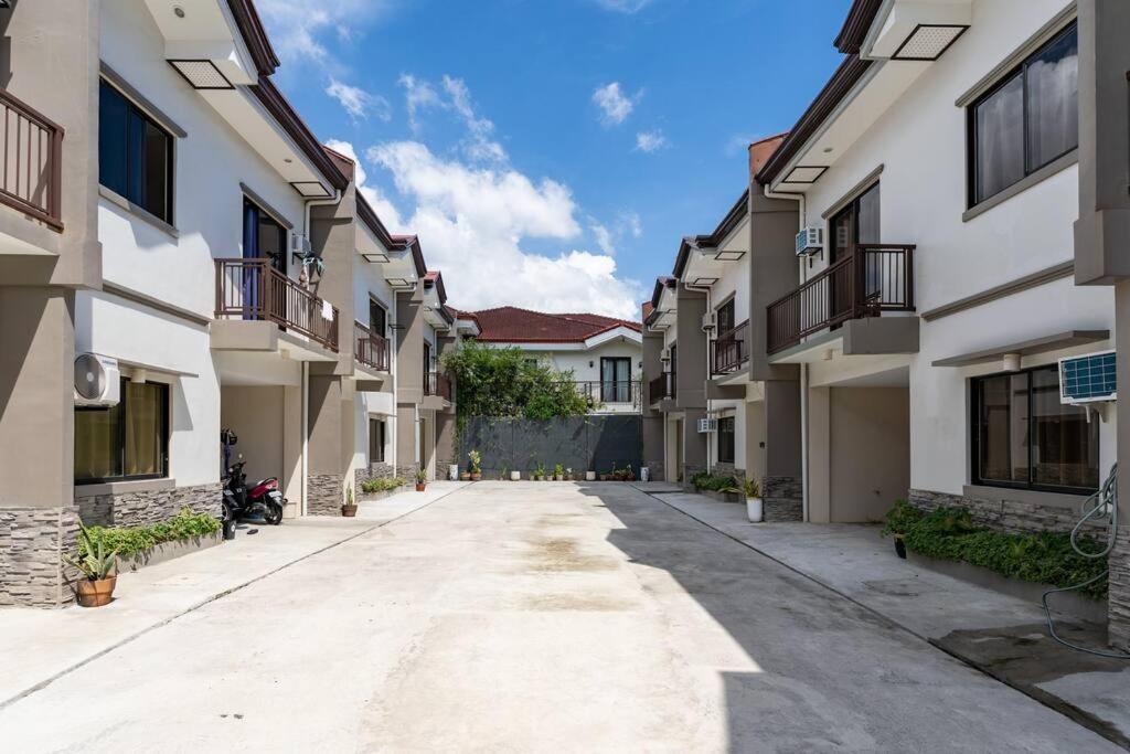 3BR Furnished House Near Cebu IT Park with Parking, Fast WiFi, Netflix and More view 5