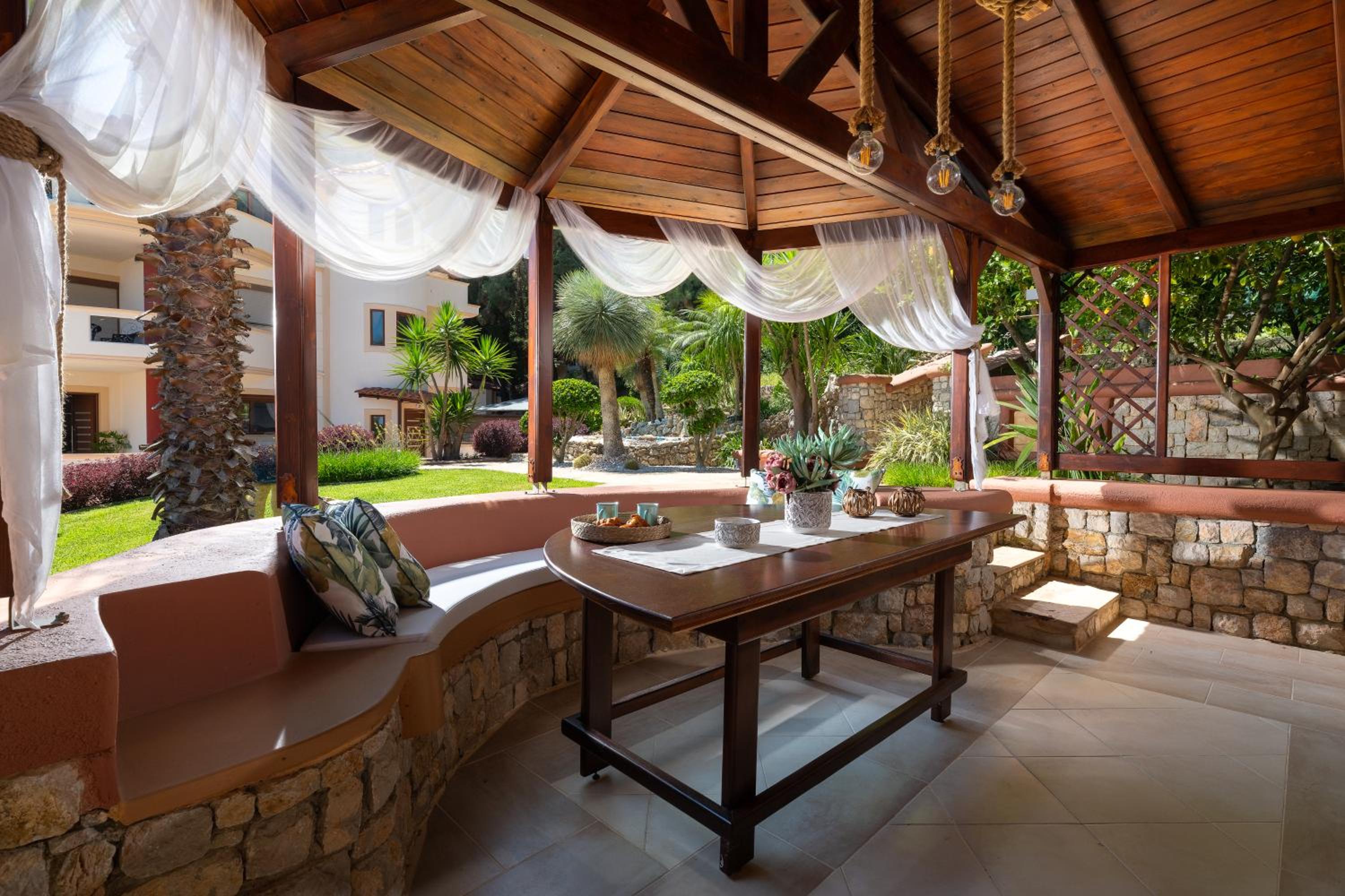 Amarilia House