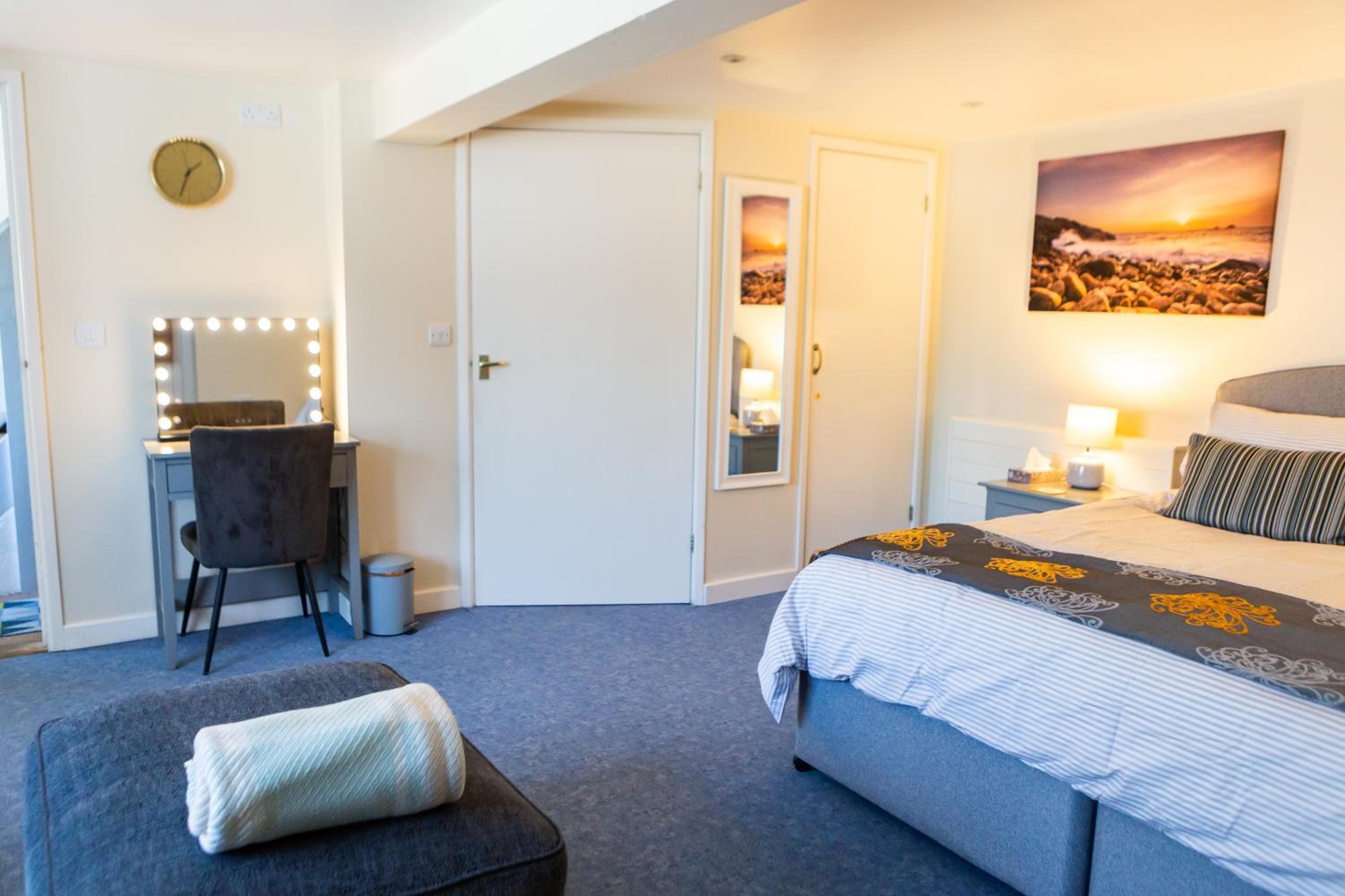 1 Bedroom studio with free parking view 3