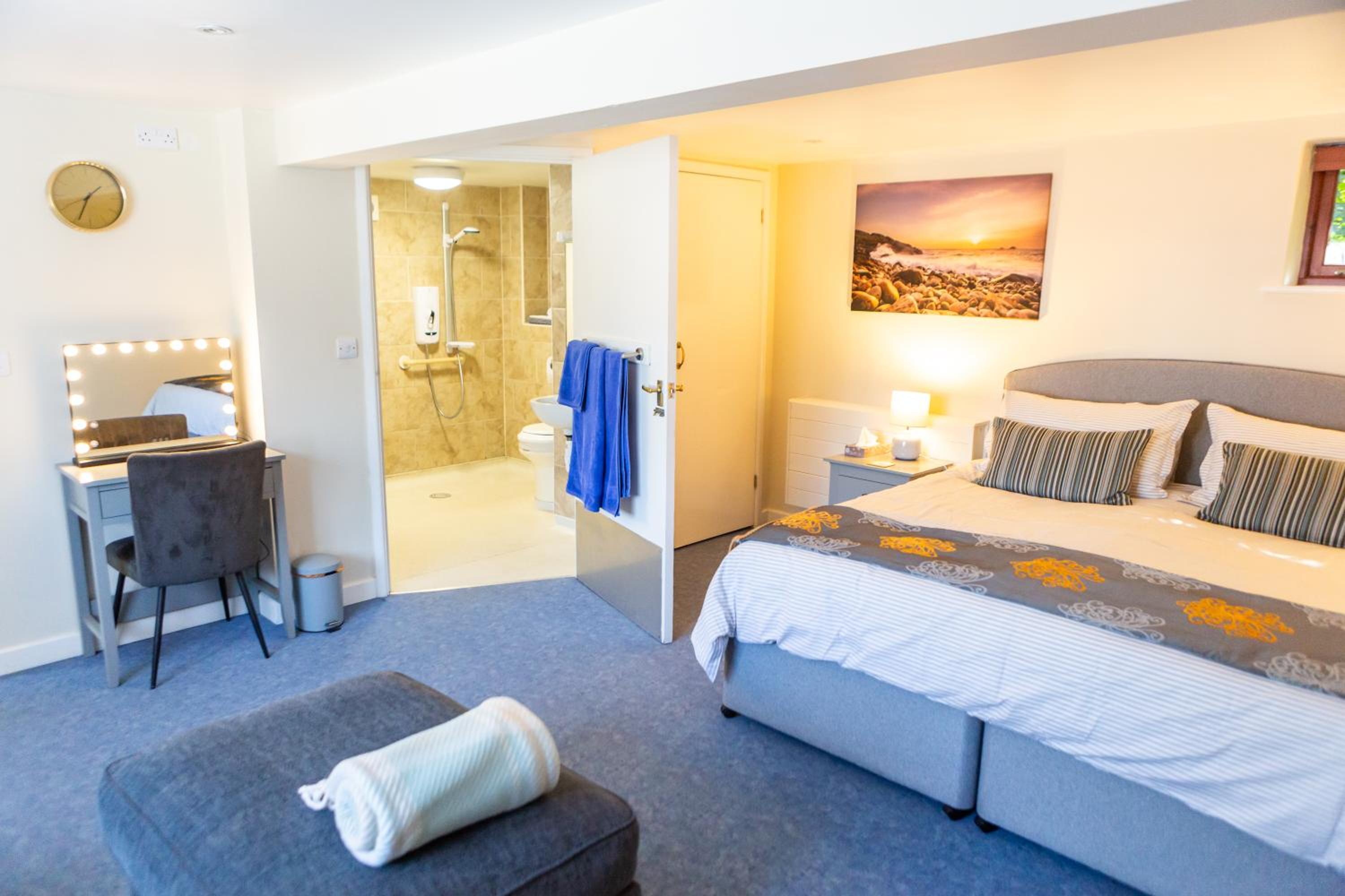 1 Bedroom studio with free parking view 4