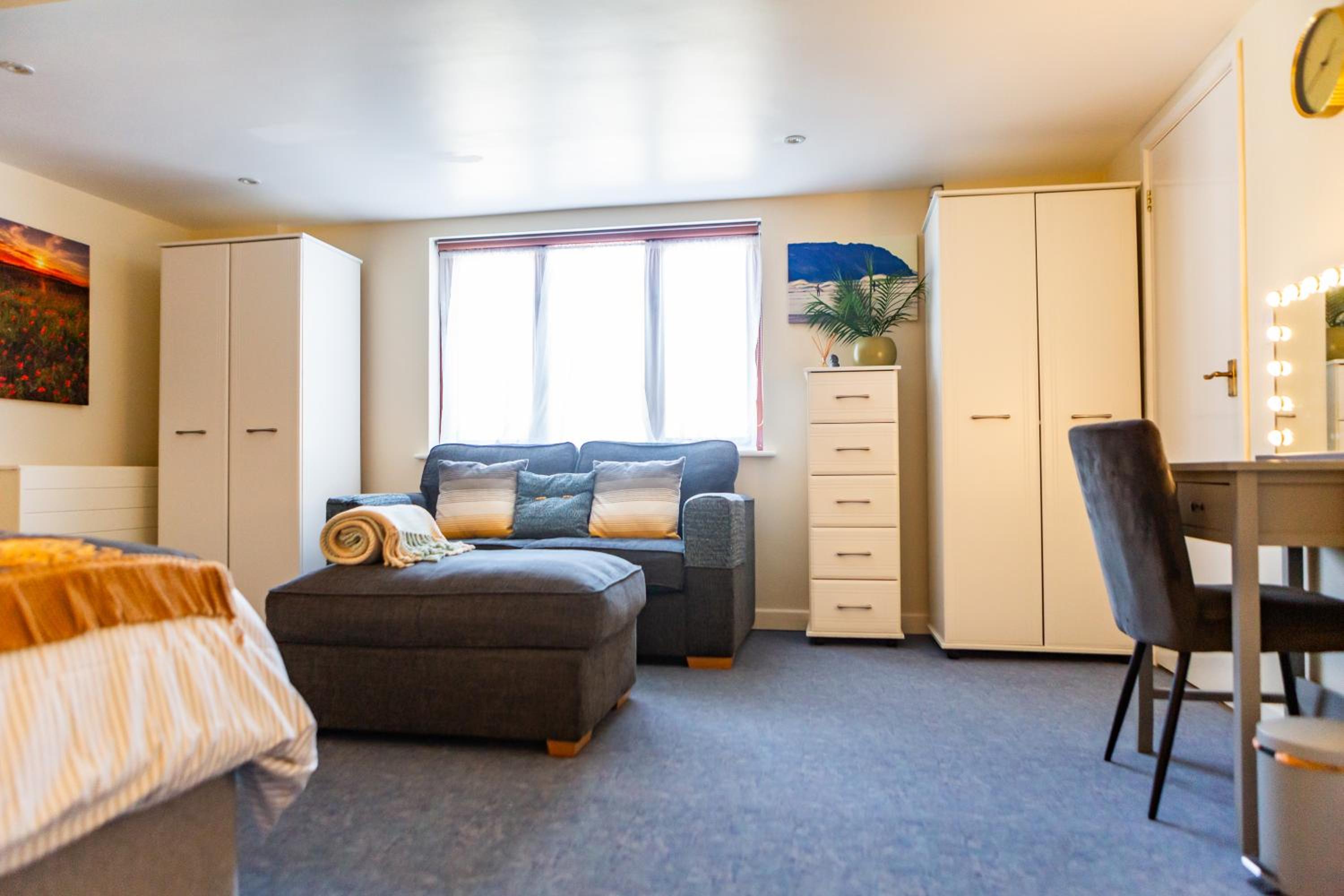 1 Bedroom studio with free parking view 2