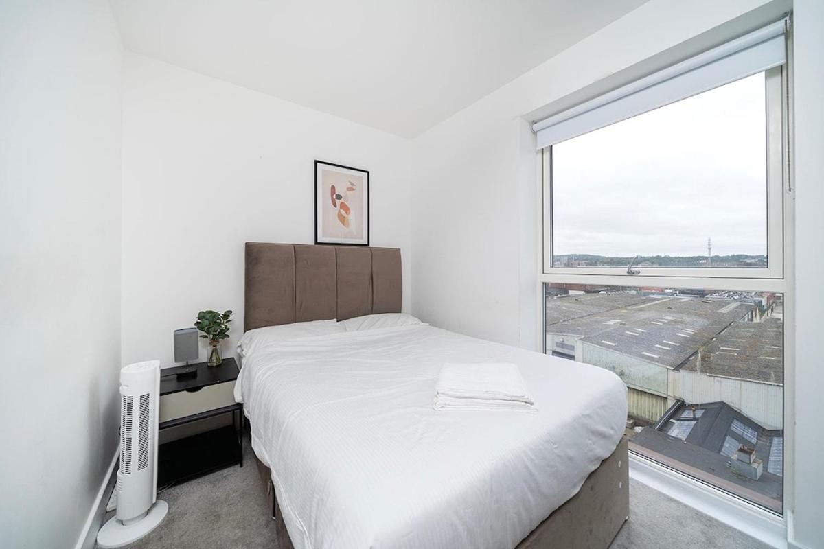 Deluxe Double Bed in Shared Apt Near Canary Wharf, City Airport & O2 Arena With Thames View