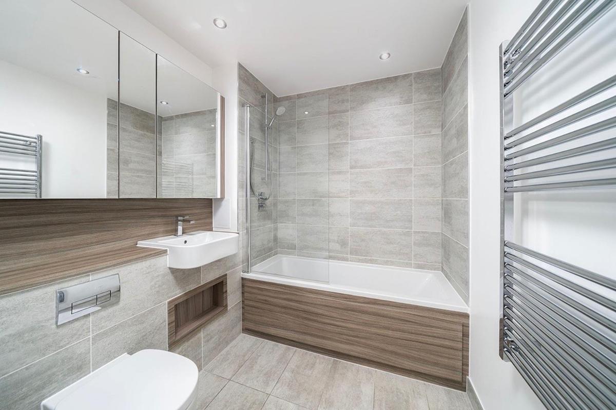 Deluxe Double Bed in Shared Apt Near Canary Wharf, City Airport & O2 Arena With Thames View