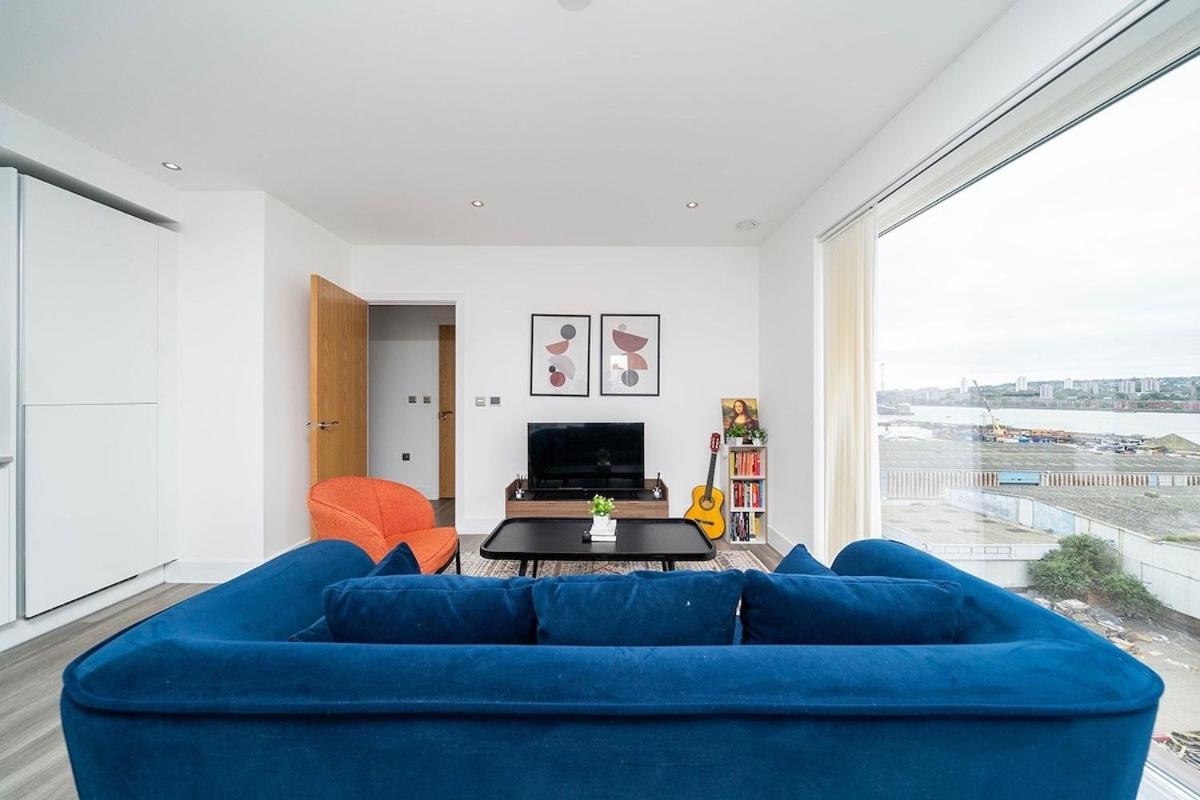 Deluxe Double Bed in Shared Apt Near Canary Wharf, City Airport & O2 Arena With Thames View