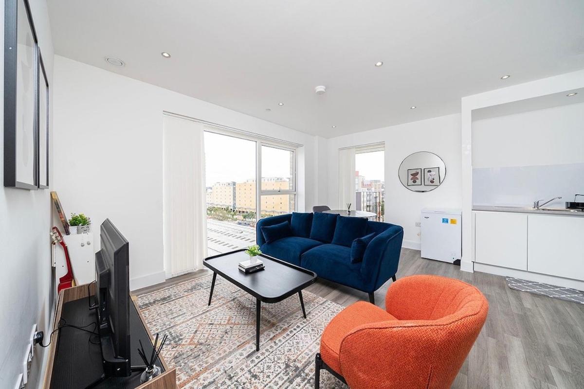 Deluxe Double Bed in Shared Apt Near Canary Wharf, City Airport & O2 Arena With Thames View