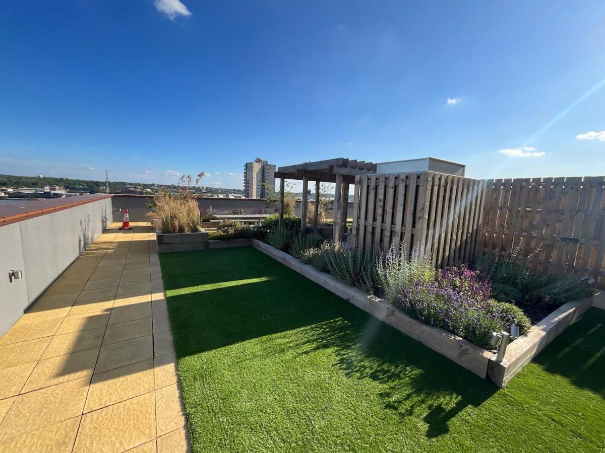 Deluxe Double Bed in Shared Apt Near Canary Wharf, City Airport & O2 Arena With Thames View