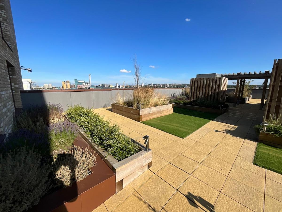 Deluxe Double Bed in Shared Apt Near Canary Wharf, City Airport & O2 Arena With Thames View