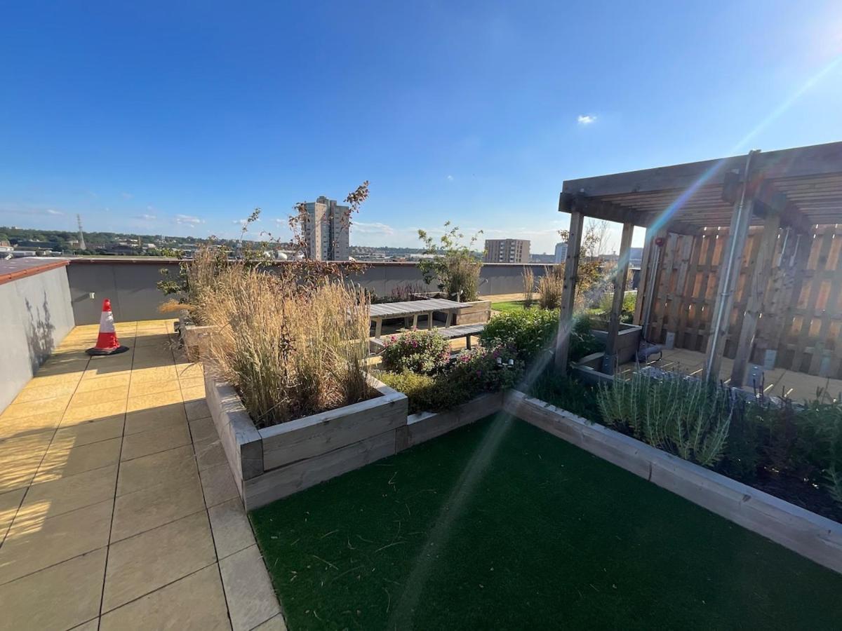 Deluxe Double Bed in Shared Apt Near Canary Wharf, City Airport & O2 Arena With Thames View