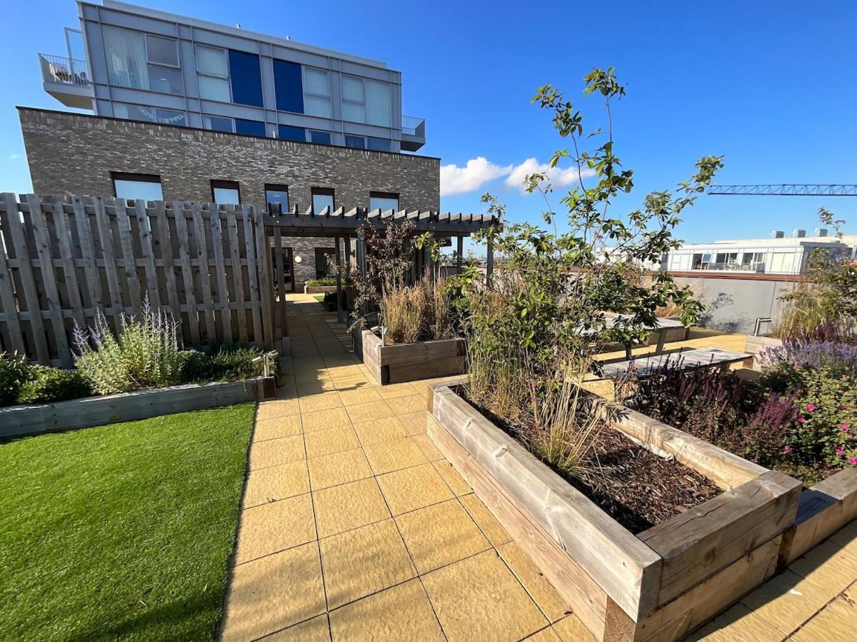 Deluxe Double Bed in Shared Apt Near Canary Wharf, City Airport & O2 Arena With Thames View
