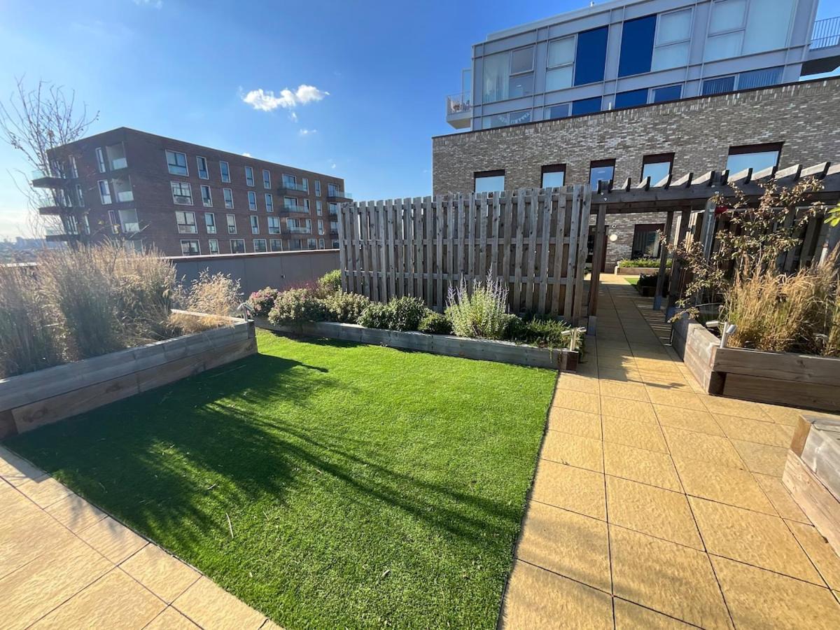 Deluxe Double Bed in Shared Apt Near Canary Wharf, City Airport & O2 Arena With Thames View