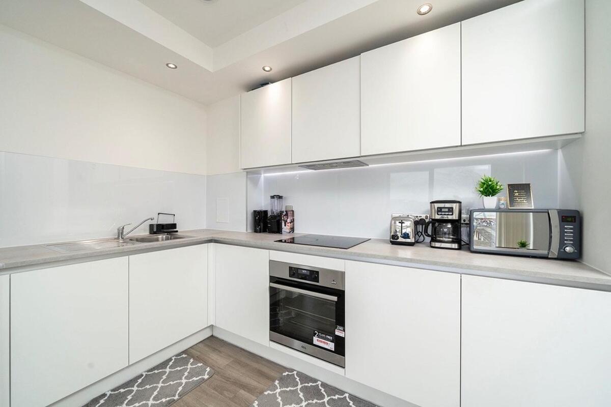 1BR Gem in Shared Apt Near O2 Arena & ExCel with Patio, Private Bath, Free Parking & Garden