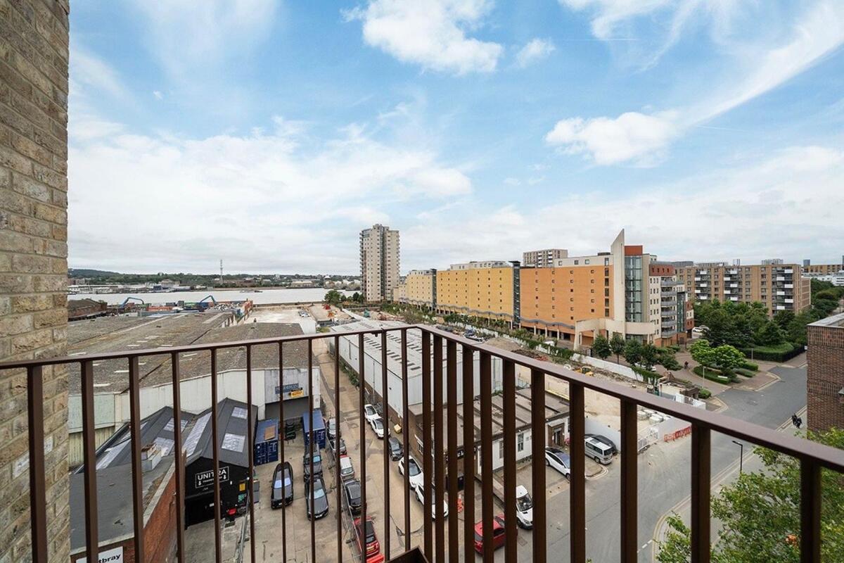 1BR Gem in Shared Apt Near O2 Arena & ExCel with Patio, Private Bath, Free Parking & Garden