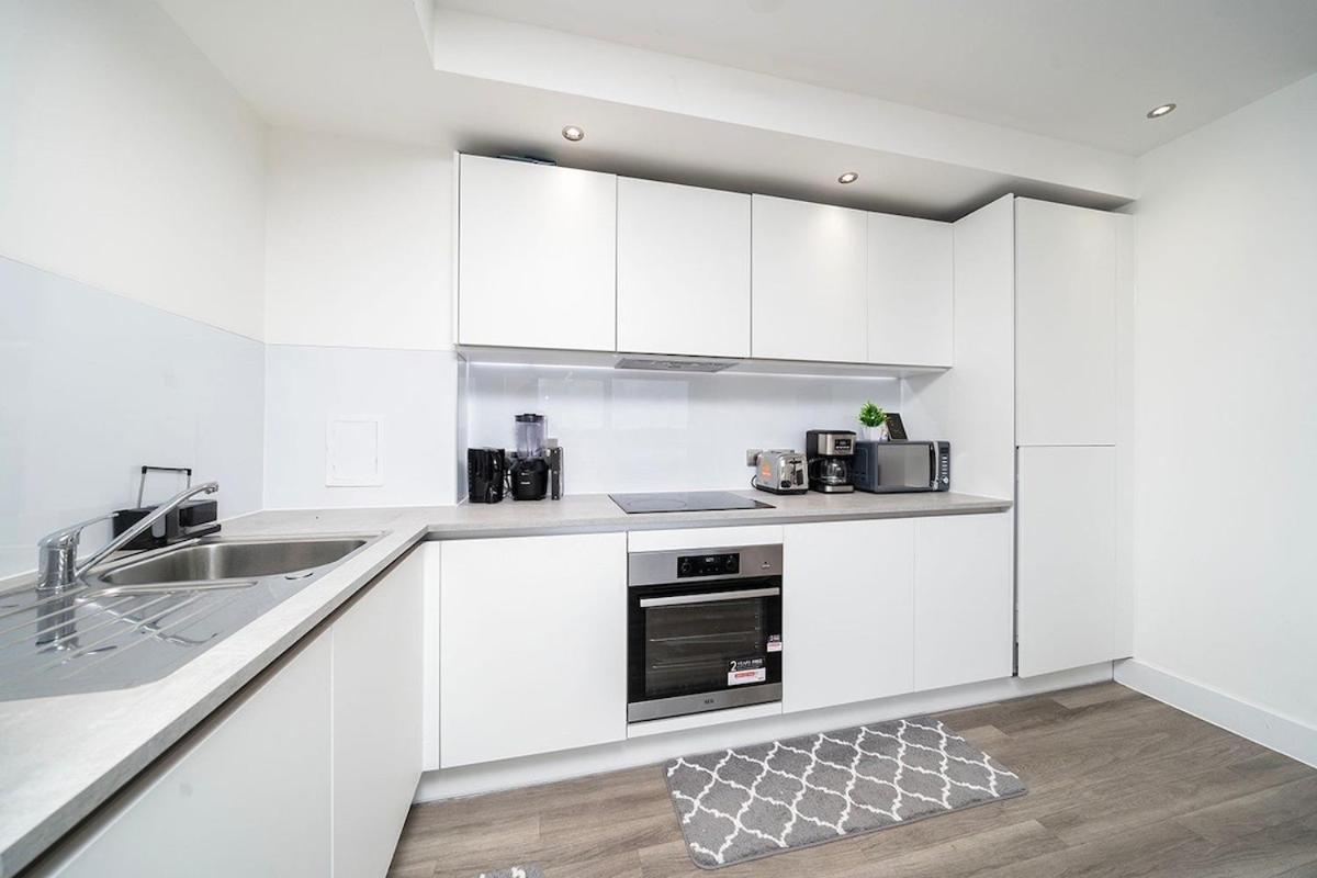1BR Gem in Shared Apt Near O2 Arena & ExCel with Patio, Private Bath, Free Parking & Garden