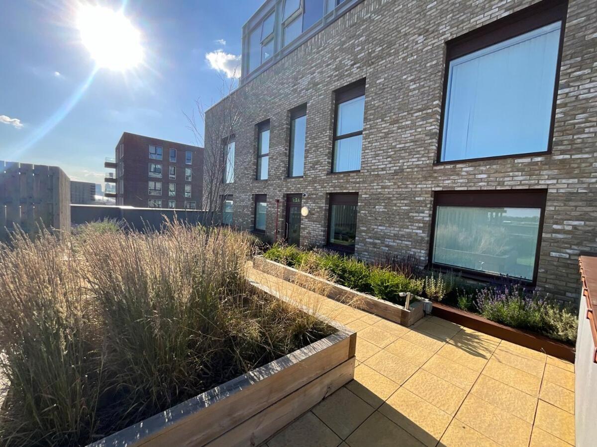 1BR Gem in Shared Apt Near O2 Arena & ExCel with Patio, Private Bath, Free Parking & Garden