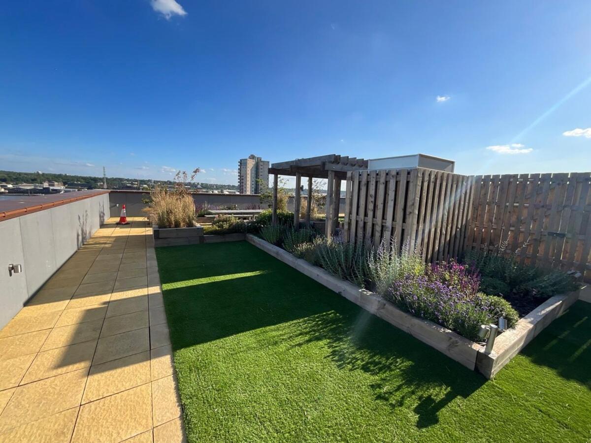 1BR Gem in Shared Apt Near O2 Arena & ExCel with Patio, Private Bath, Free Parking & Garden